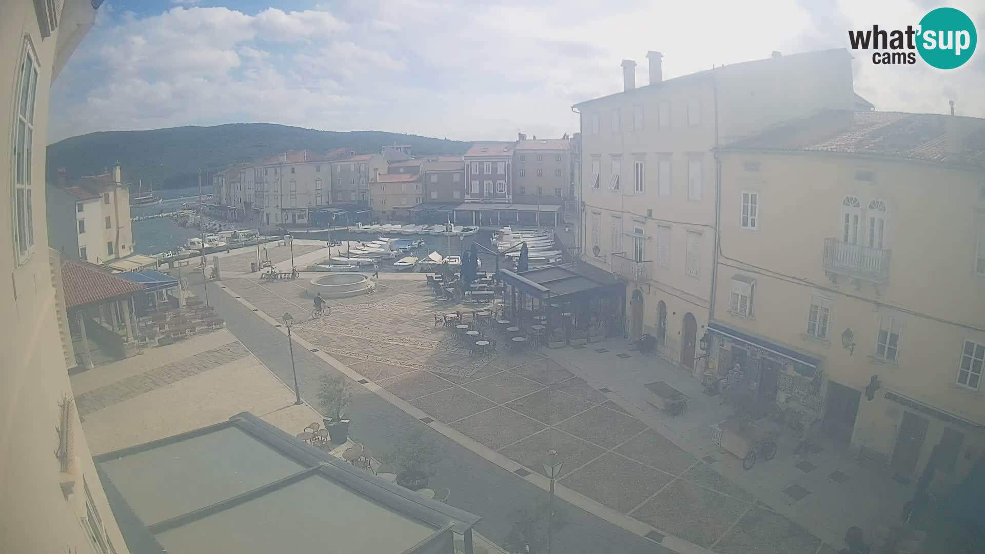 LIVE cam Cres city – place principale et “mandrač” – île de Cres – Croatie