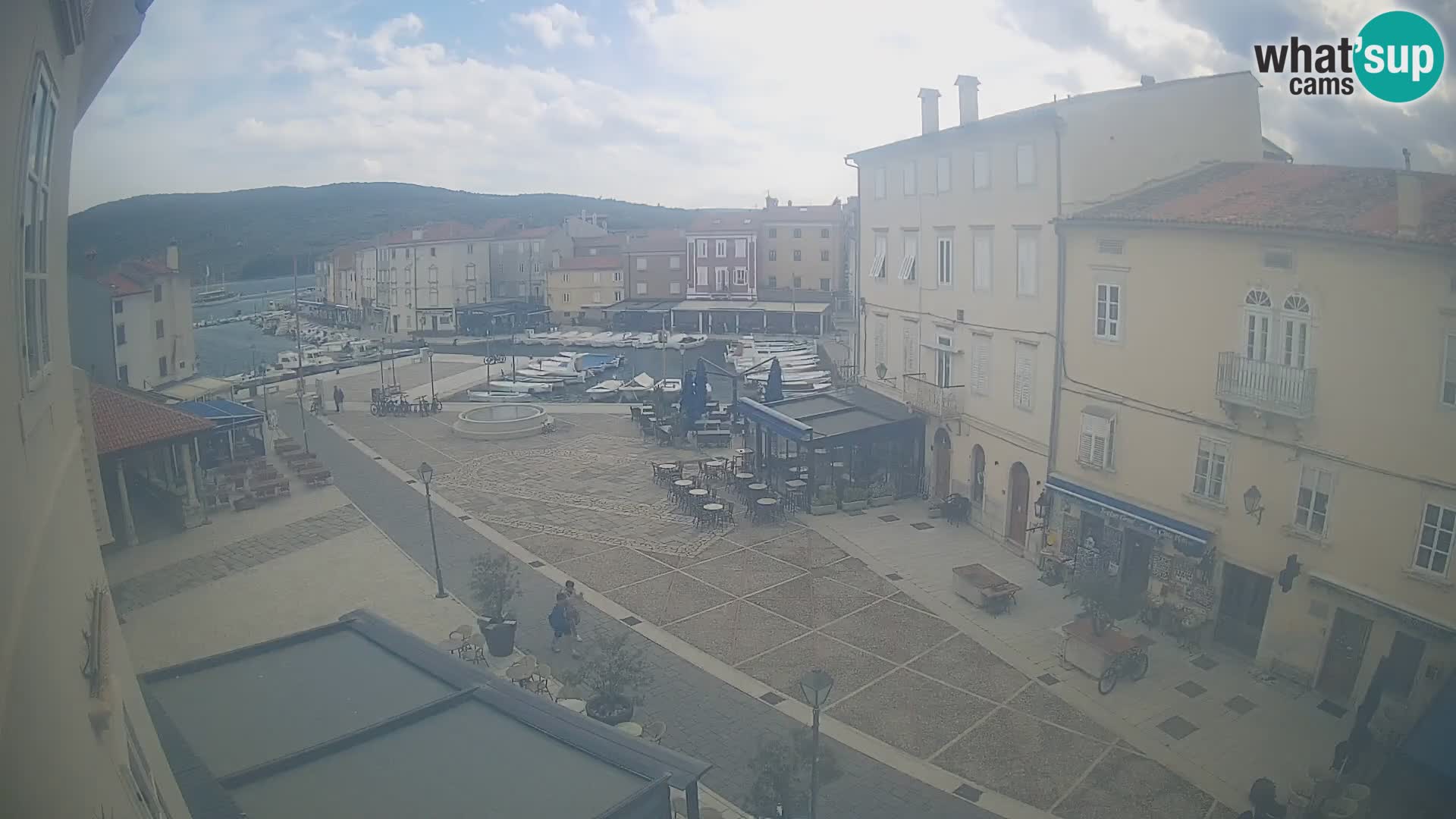 Web kamera Grad Cres – glavni trg i “mandrač” – otok Cres
