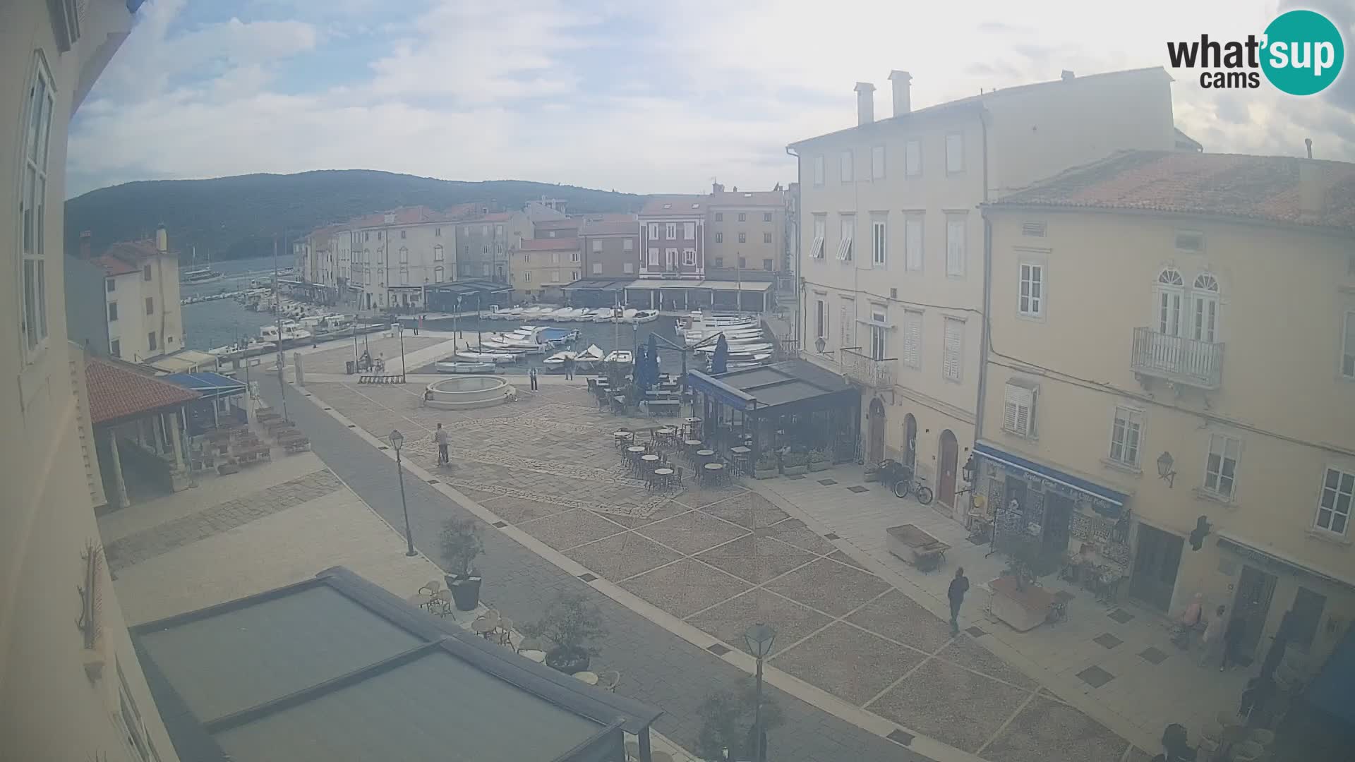 V ŽIVO spletna kamera Cres mesto – glavni trg in “mandrač” – otok Cres – Hrvaška