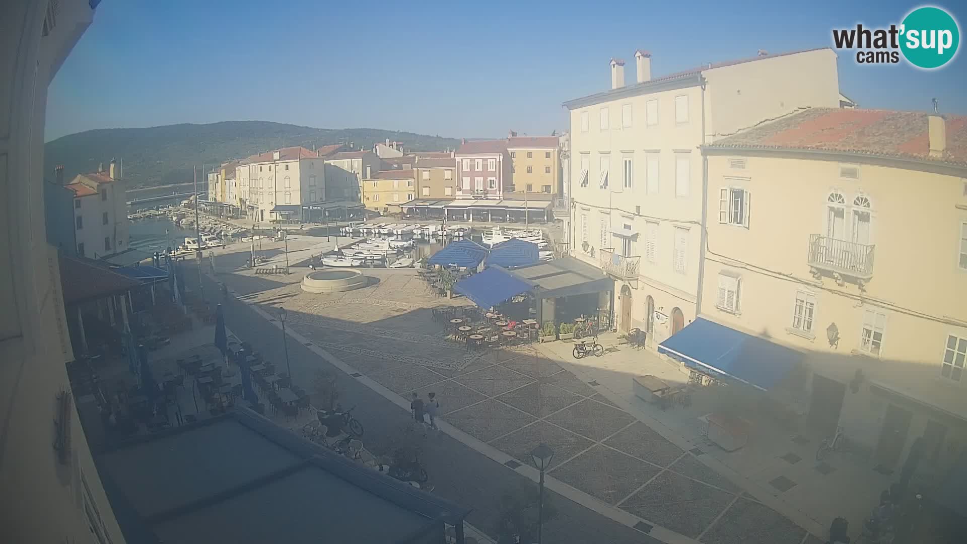 V ŽIVO spletna kamera Cres mesto – glavni trg in “mandrač” – otok Cres – Hrvaška