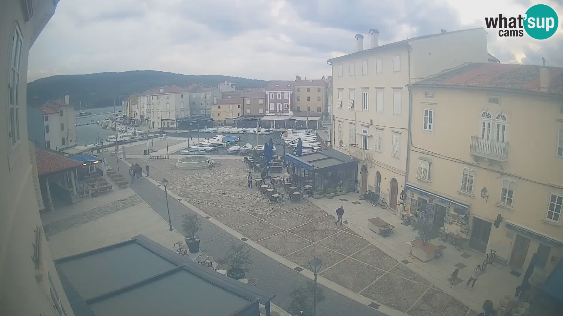 Web kamera Grad Cres – glavni trg i “mandrač” – otok Cres