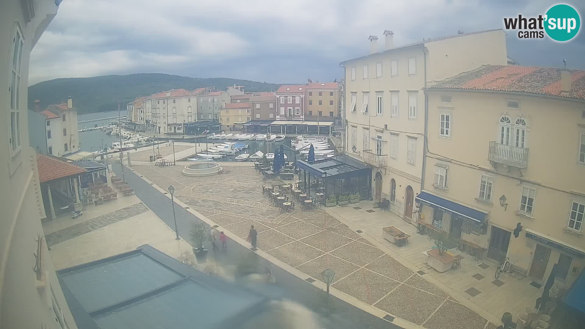 V ŽIVO spletna kamera Cres mesto – glavni trg in “mandrač” – otok Cres – Hrvaška