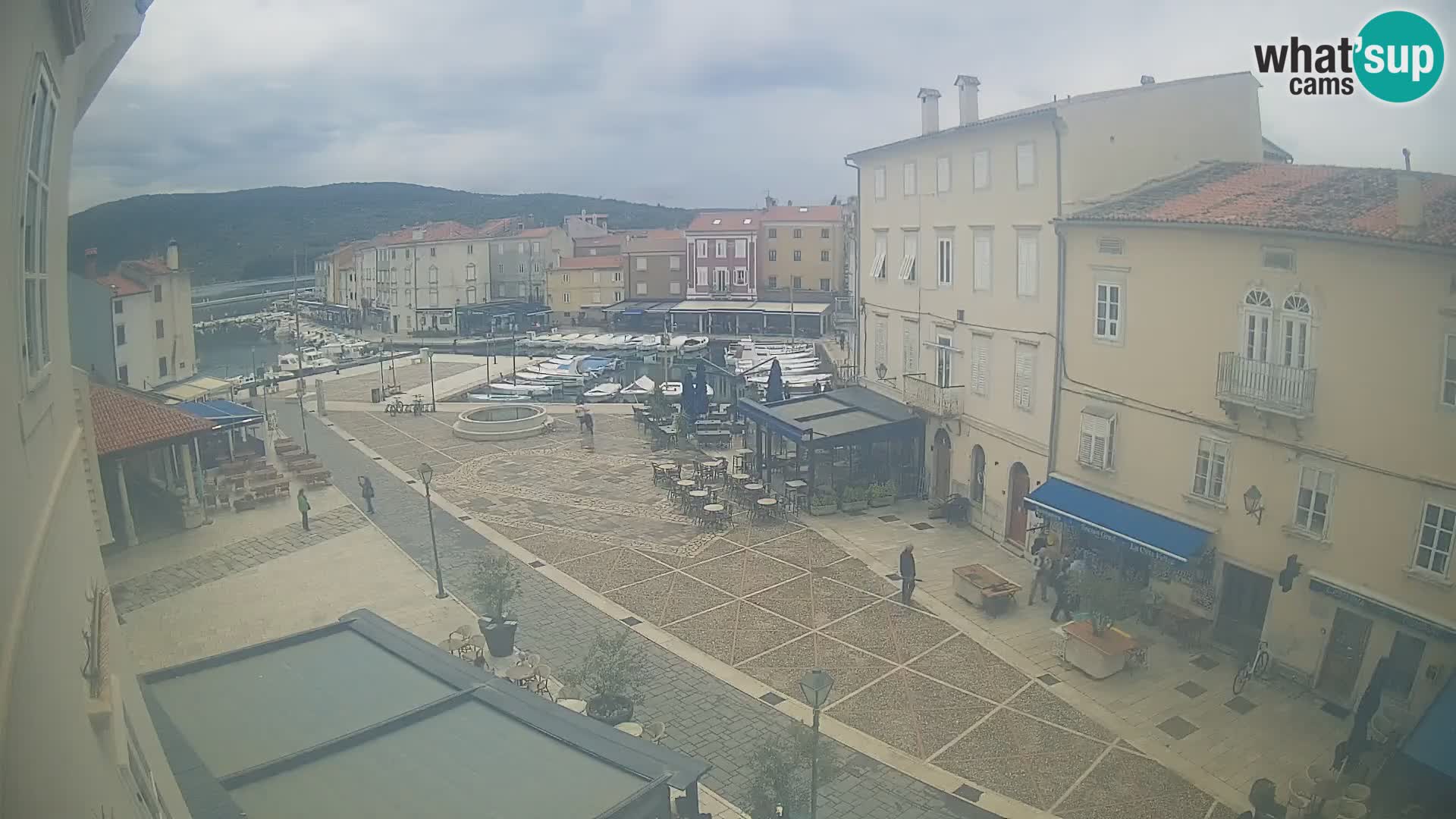 Web kamera Grad Cres – glavni trg i “mandrač” – otok Cres
