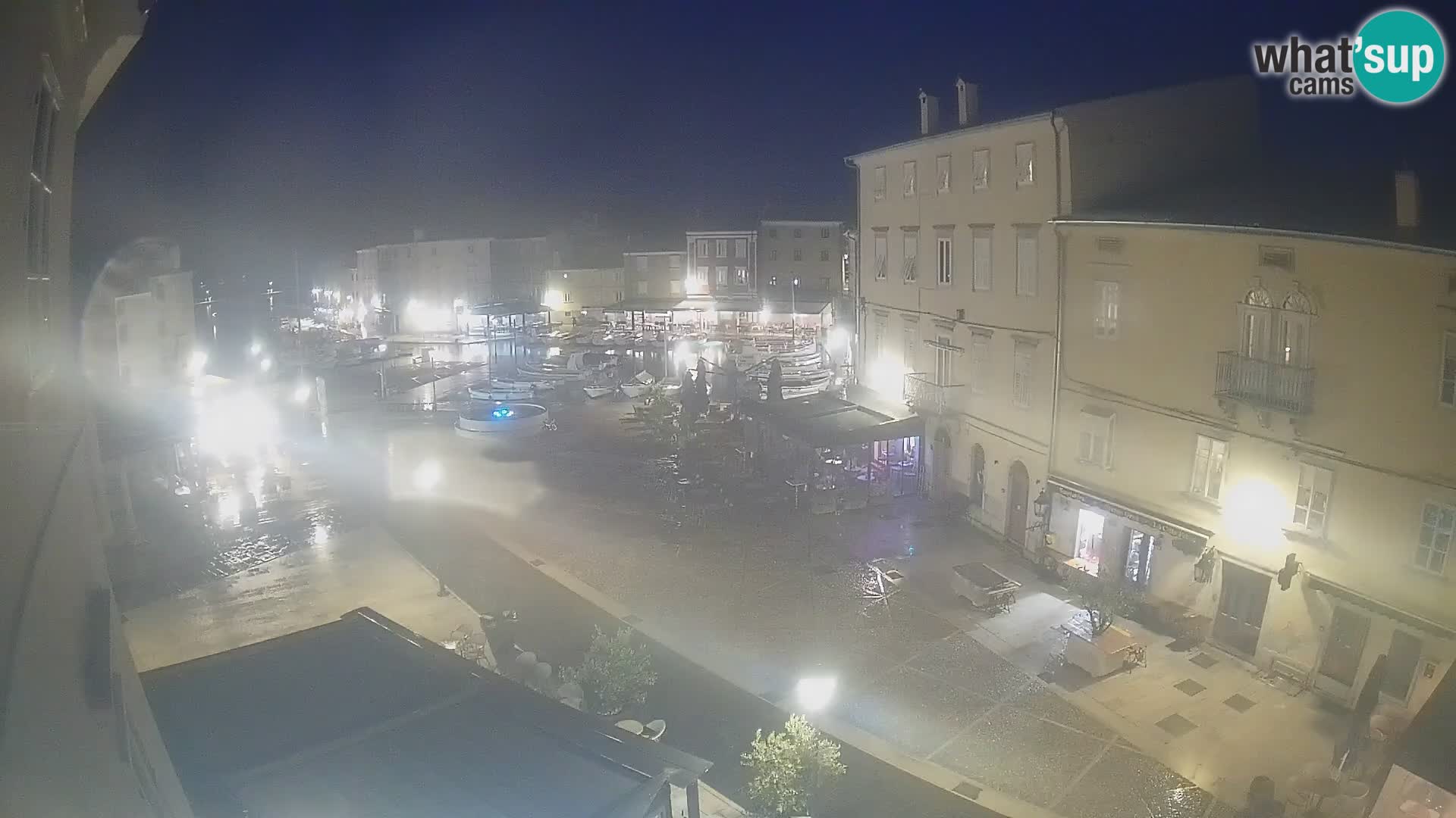 V ŽIVO spletna kamera Cres mesto – glavni trg in “mandrač” – otok Cres – Hrvaška