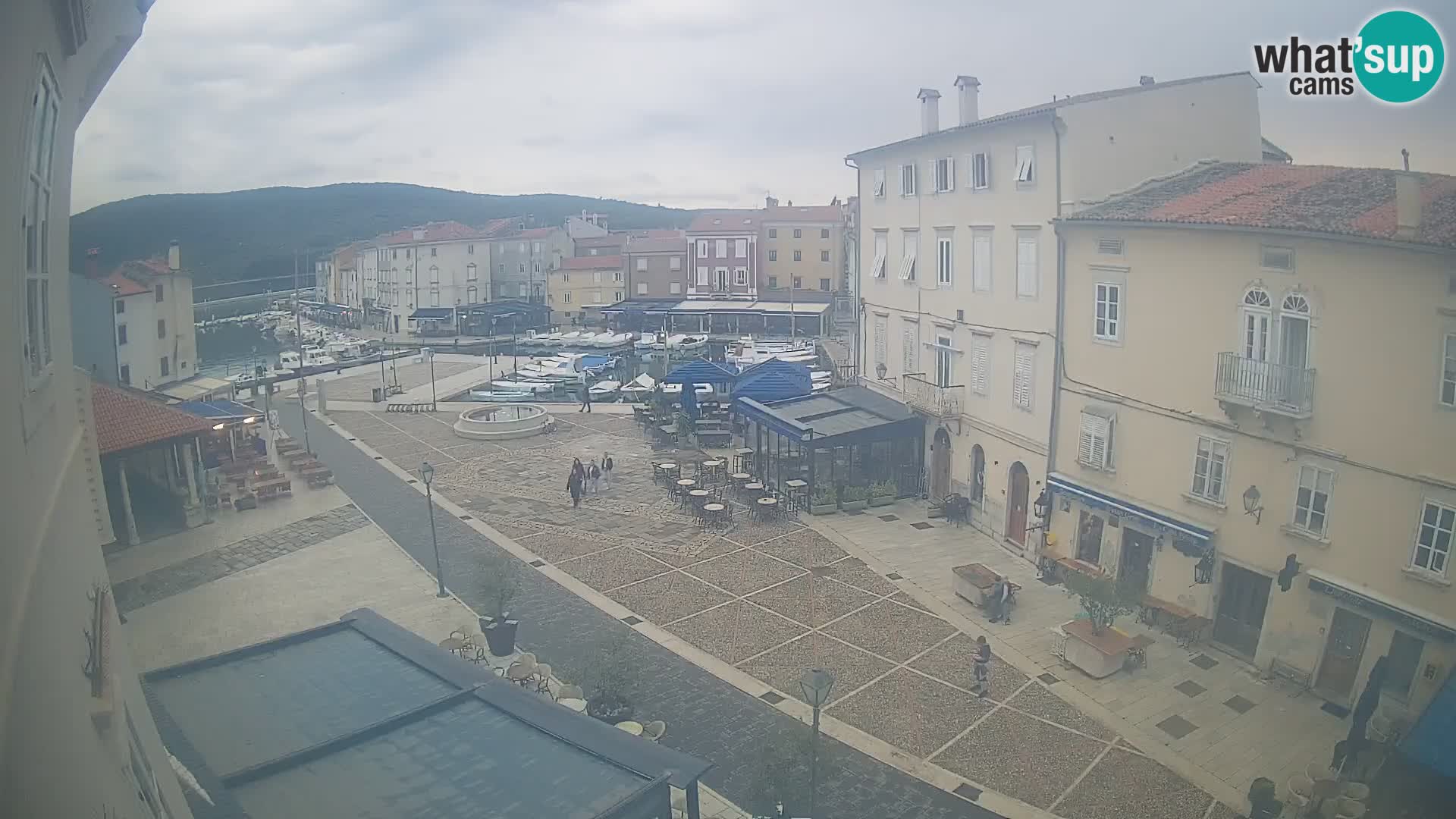 Web kamera Grad Cres – glavni trg i “mandrač” – otok Cres