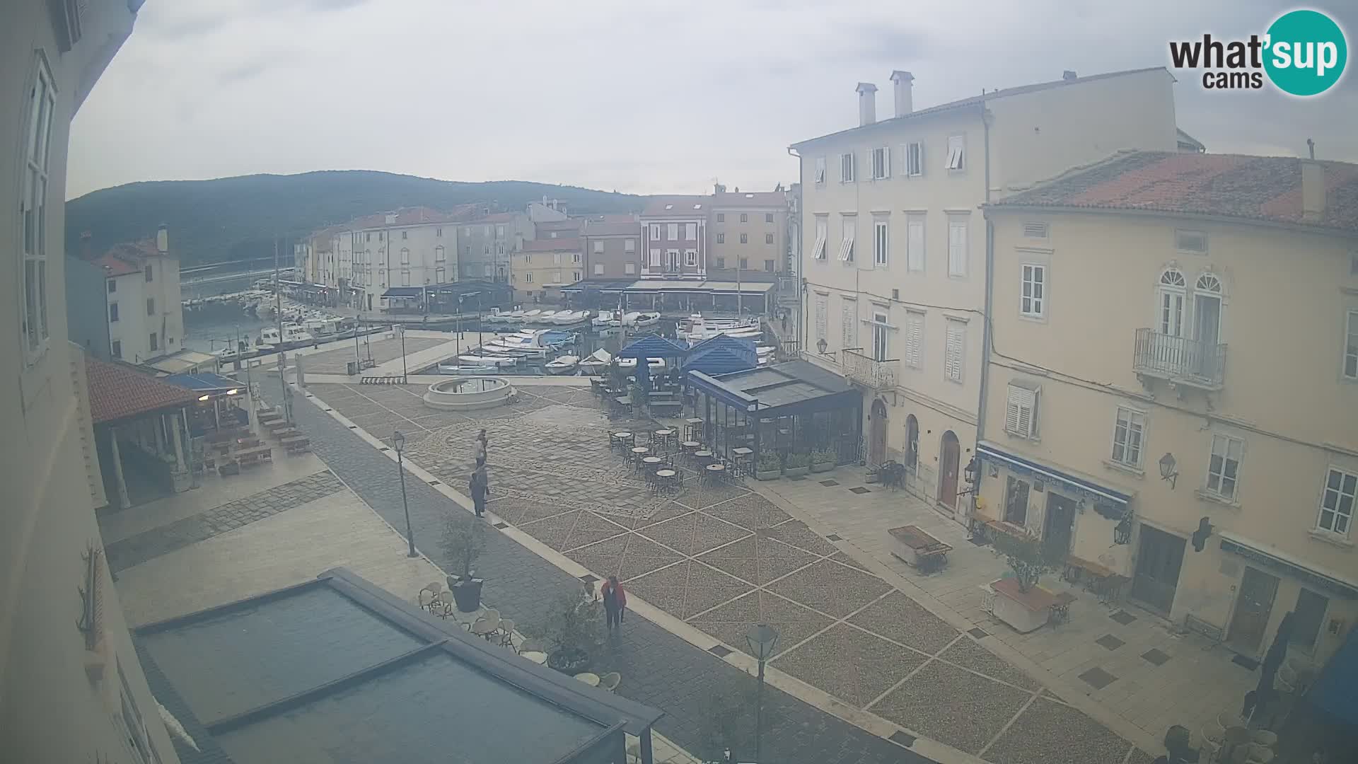 Web kamera Grad Cres – glavni trg i “mandrač” – otok Cres