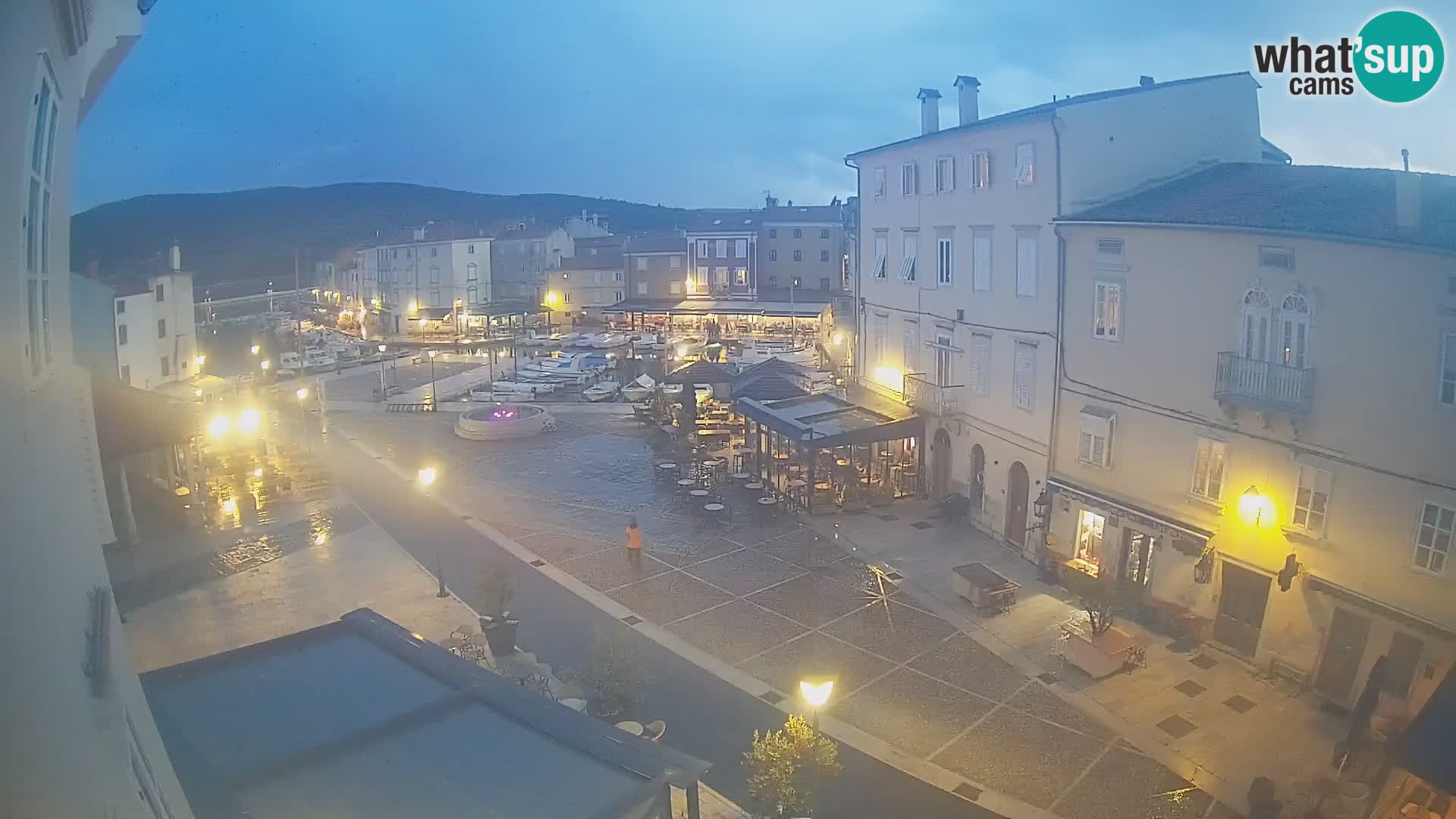 Web kamera Grad Cres – glavni trg i “mandrač” – otok Cres