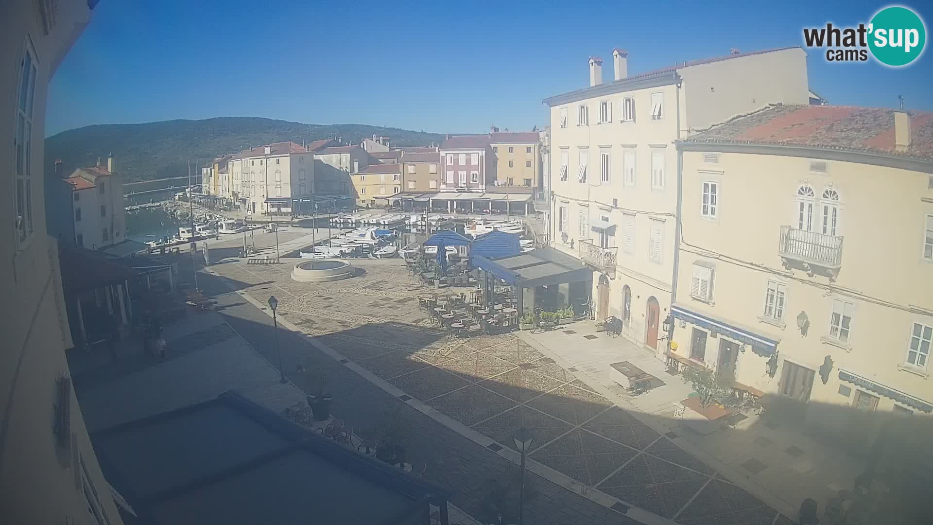 LIVE cam Cres city – place principale et “mandrač” – île de Cres – Croatie