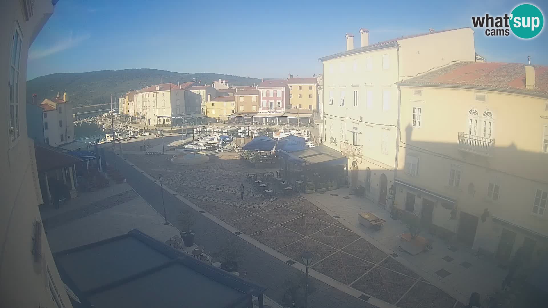 Web kamera Grad Cres – glavni trg i “mandrač” – otok Cres