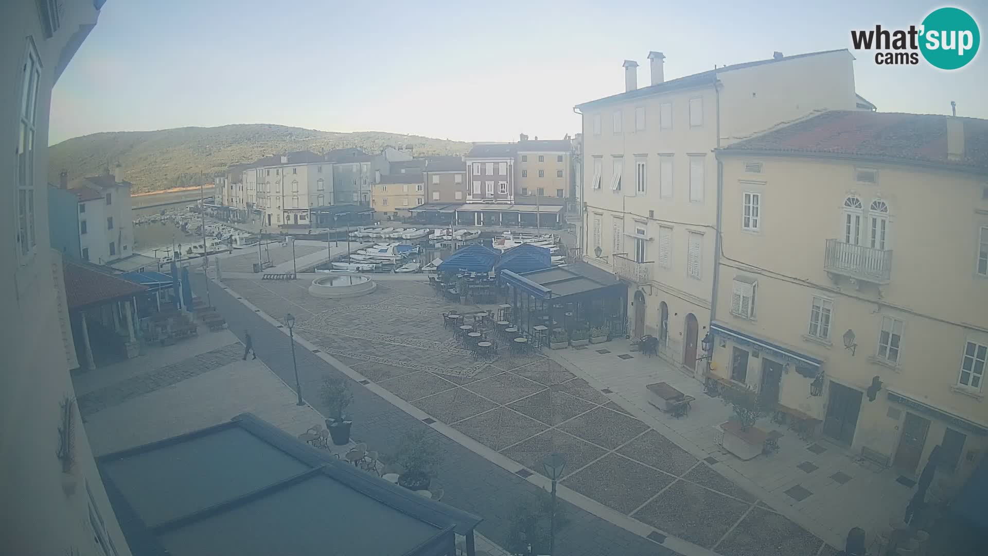 Web kamera Grad Cres – glavni trg i “mandrač” – otok Cres