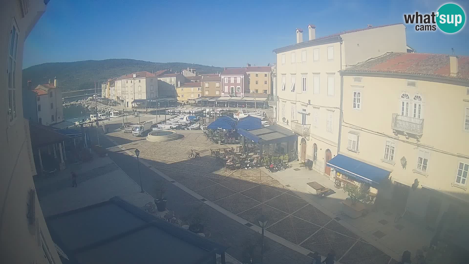 Web kamera Grad Cres – glavni trg i “mandrač” – otok Cres
