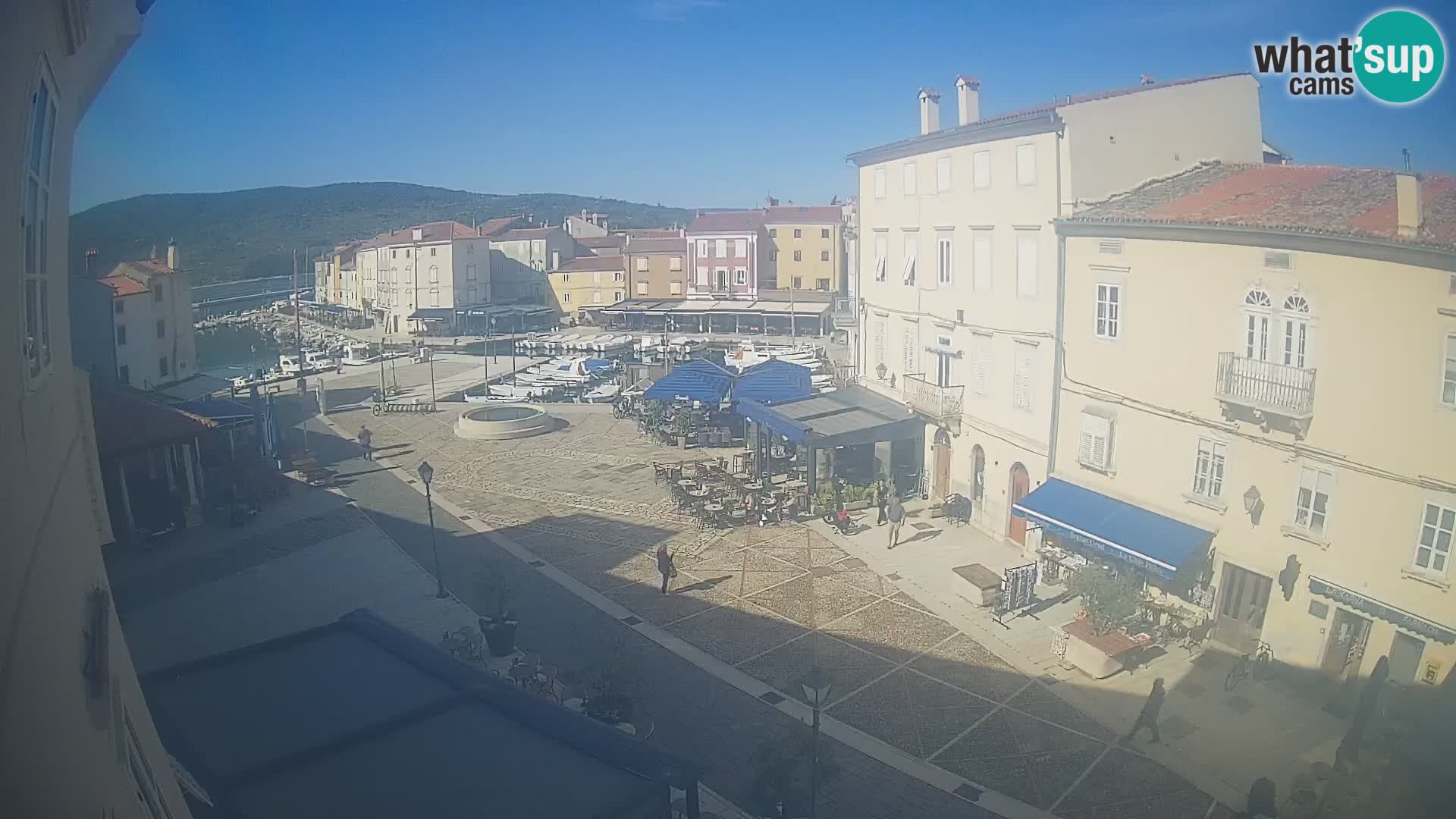 Web kamera Grad Cres – glavni trg i “mandrač” – otok Cres