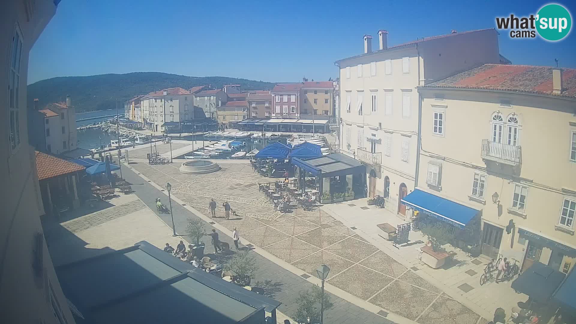 Cámara en vivo ciudad de Cres – plaza principal y “mandrač” – isla de Cres – Croacia