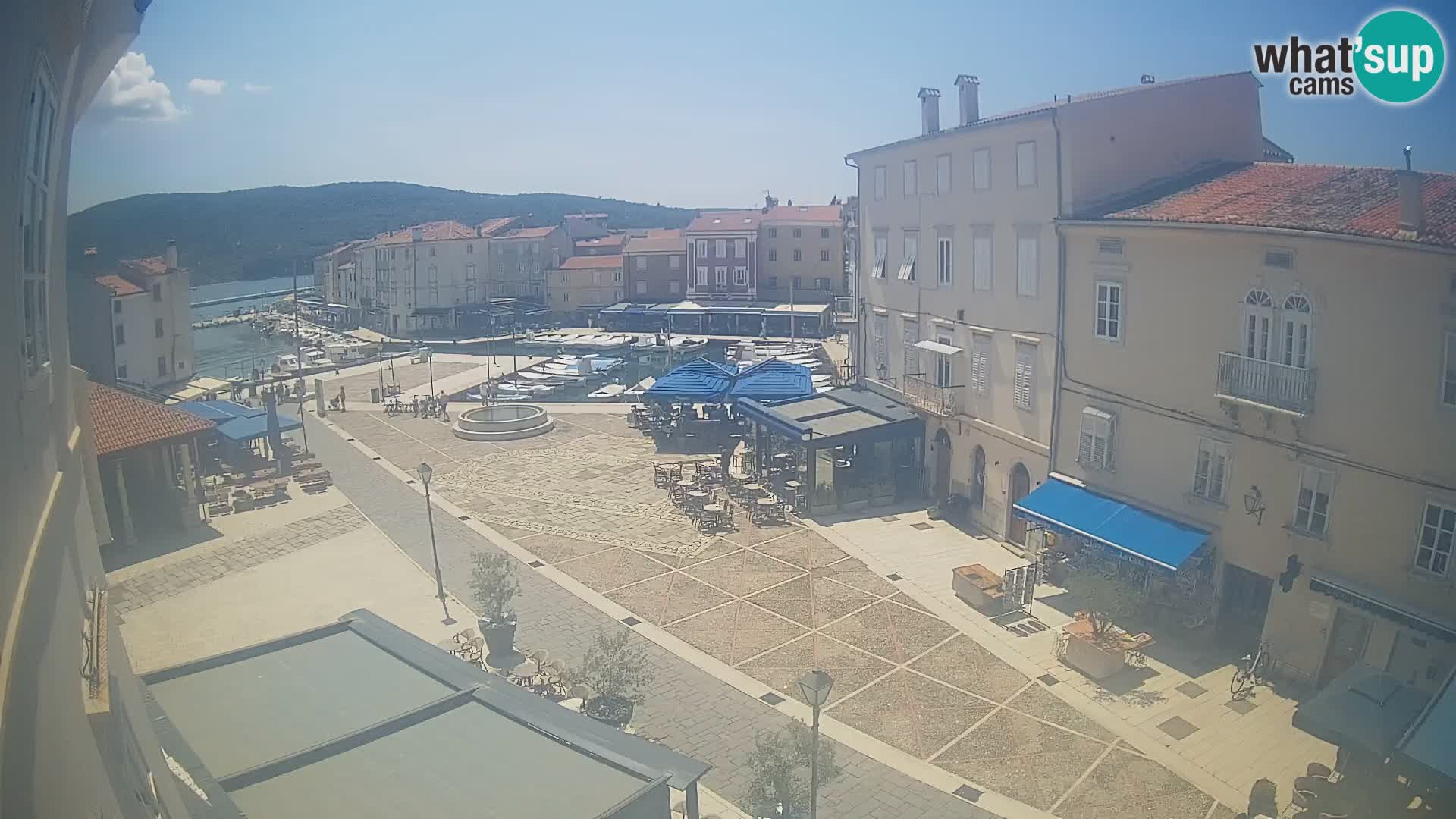 Web kamera Grad Cres – glavni trg i “mandrač” – otok Cres