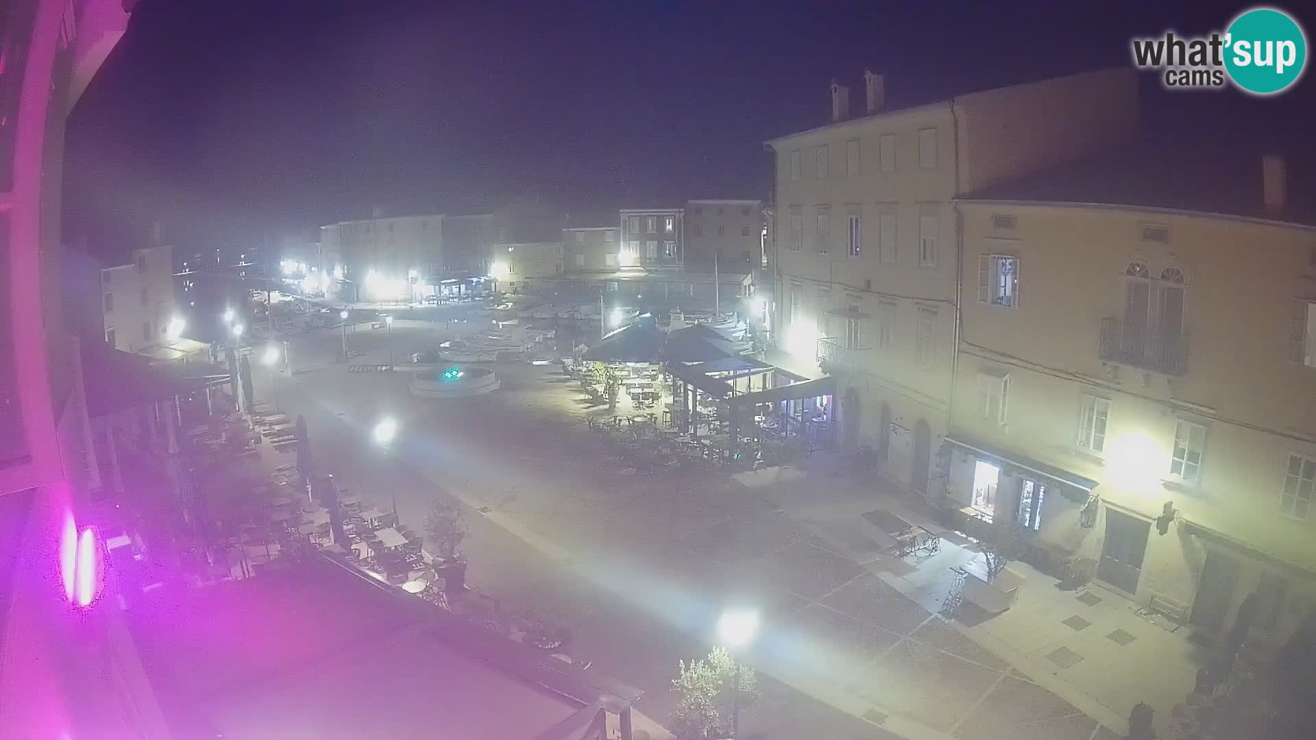 V ŽIVO spletna kamera Cres mesto – glavni trg in “mandrač” – otok Cres – Hrvaška