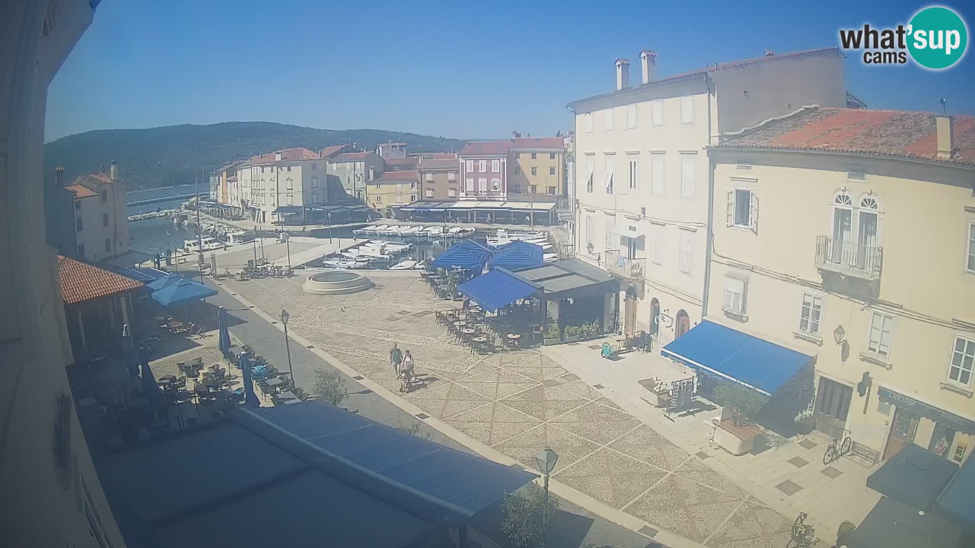 Web kamera Grad Cres – glavni trg i “mandrač” – otok Cres