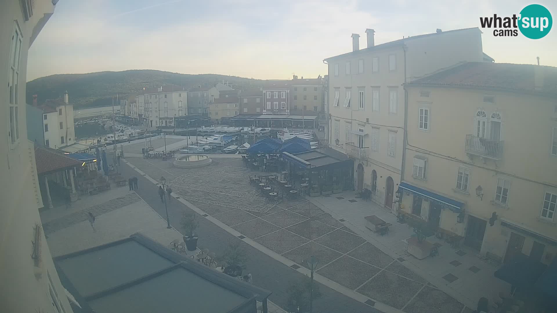 Web kamera Grad Cres – glavni trg i “mandrač” – otok Cres