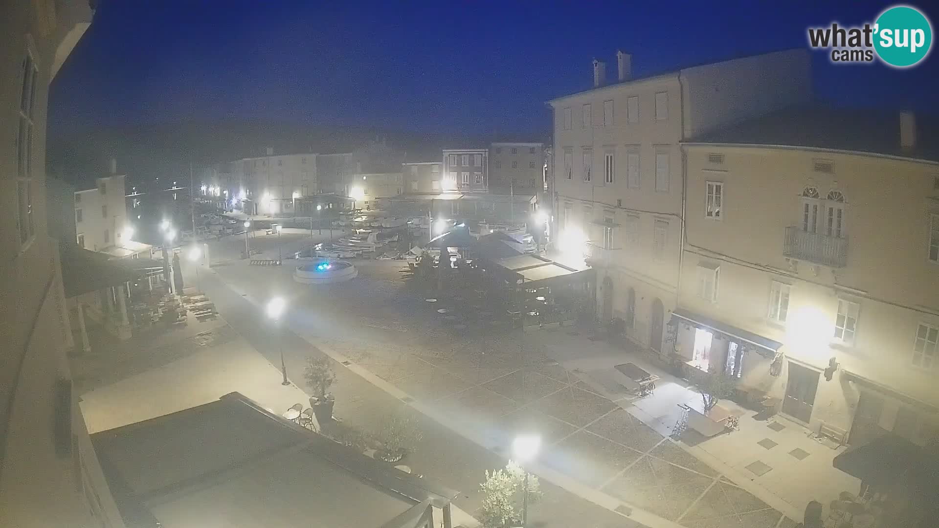 Web kamera Grad Cres – glavni trg i “mandrač” – otok Cres