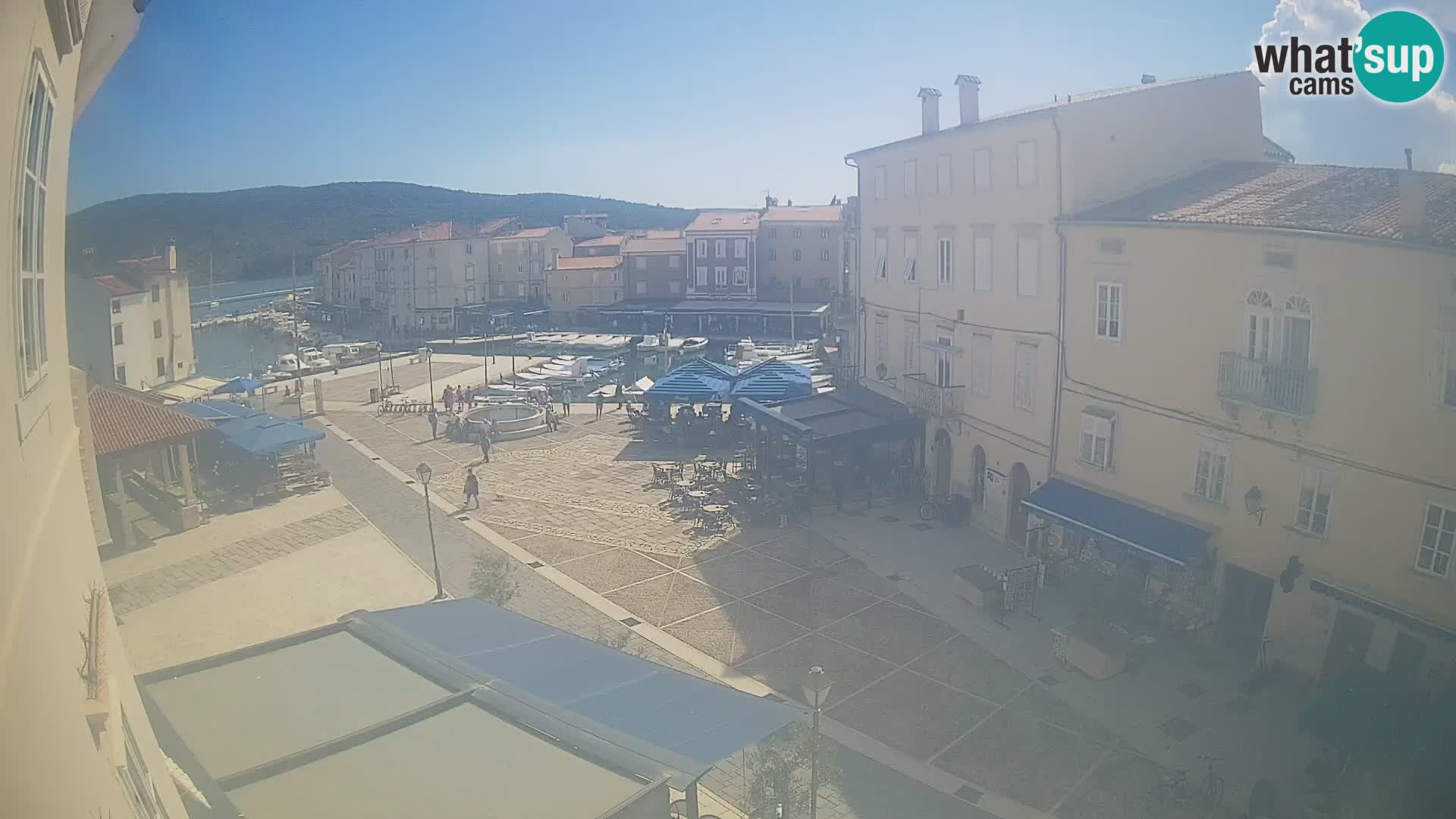 V ŽIVO spletna kamera Cres mesto – glavni trg in “mandrač” – otok Cres – Hrvaška