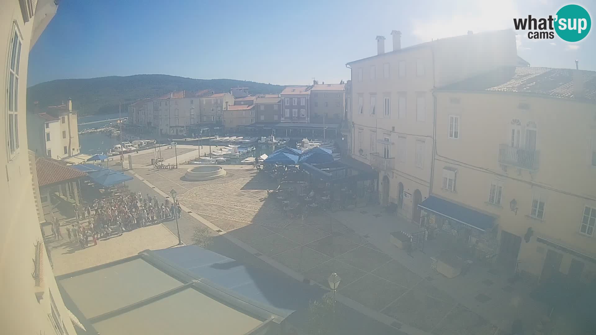Web kamera Grad Cres – glavni trg i “mandrač” – otok Cres