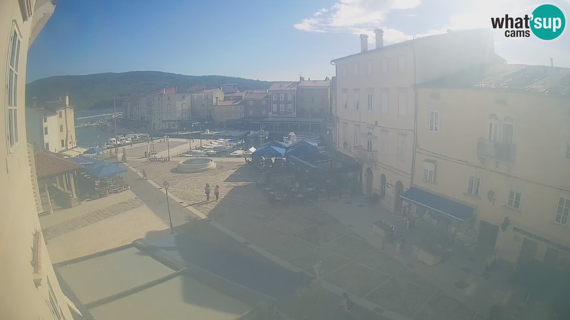 V ŽIVO spletna kamera Cres mesto – glavni trg in “mandrač” – otok Cres – Hrvaška