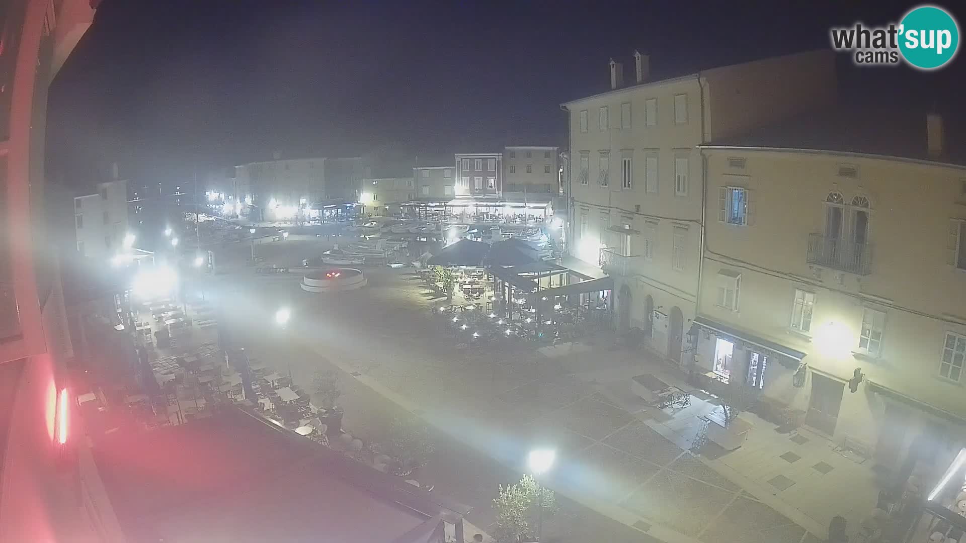 V ŽIVO spletna kamera Cres mesto – glavni trg in “mandrač” – otok Cres – Hrvaška