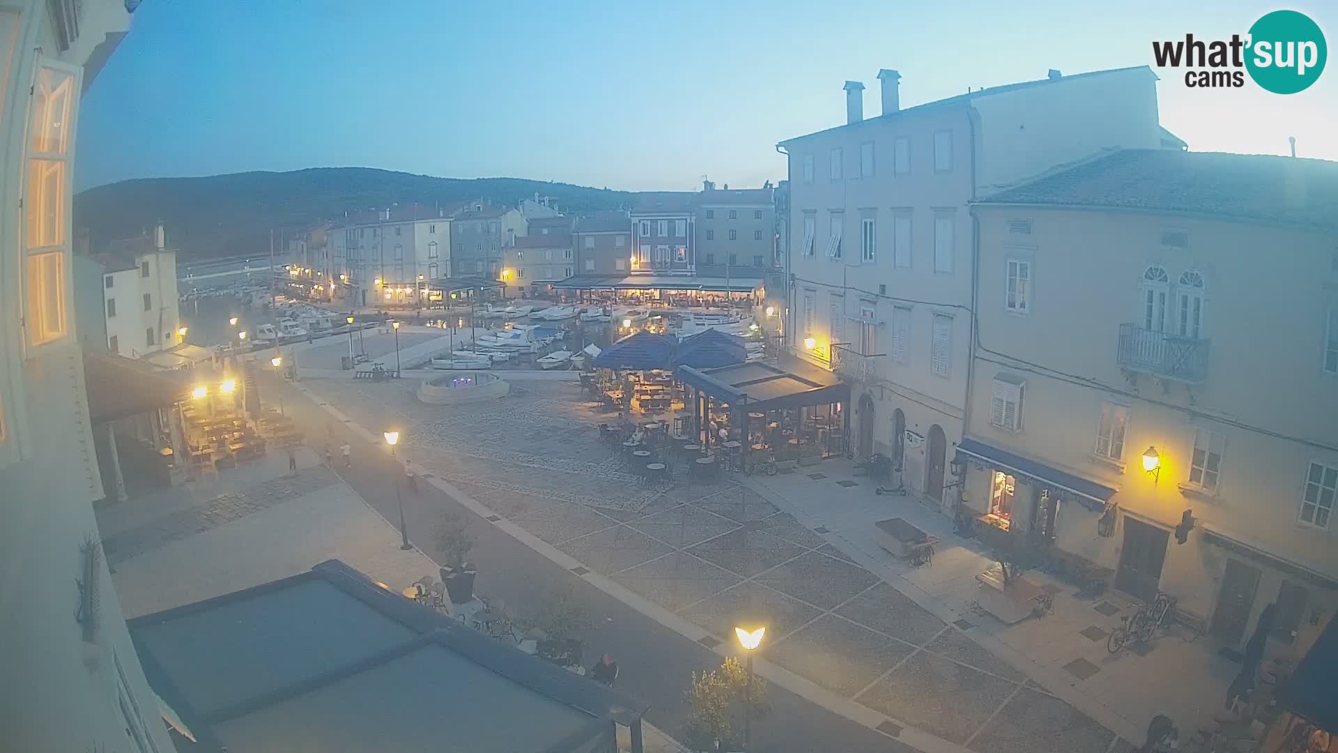 Cámara en vivo ciudad de Cres – plaza principal y “mandrač” – isla de Cres – Croacia