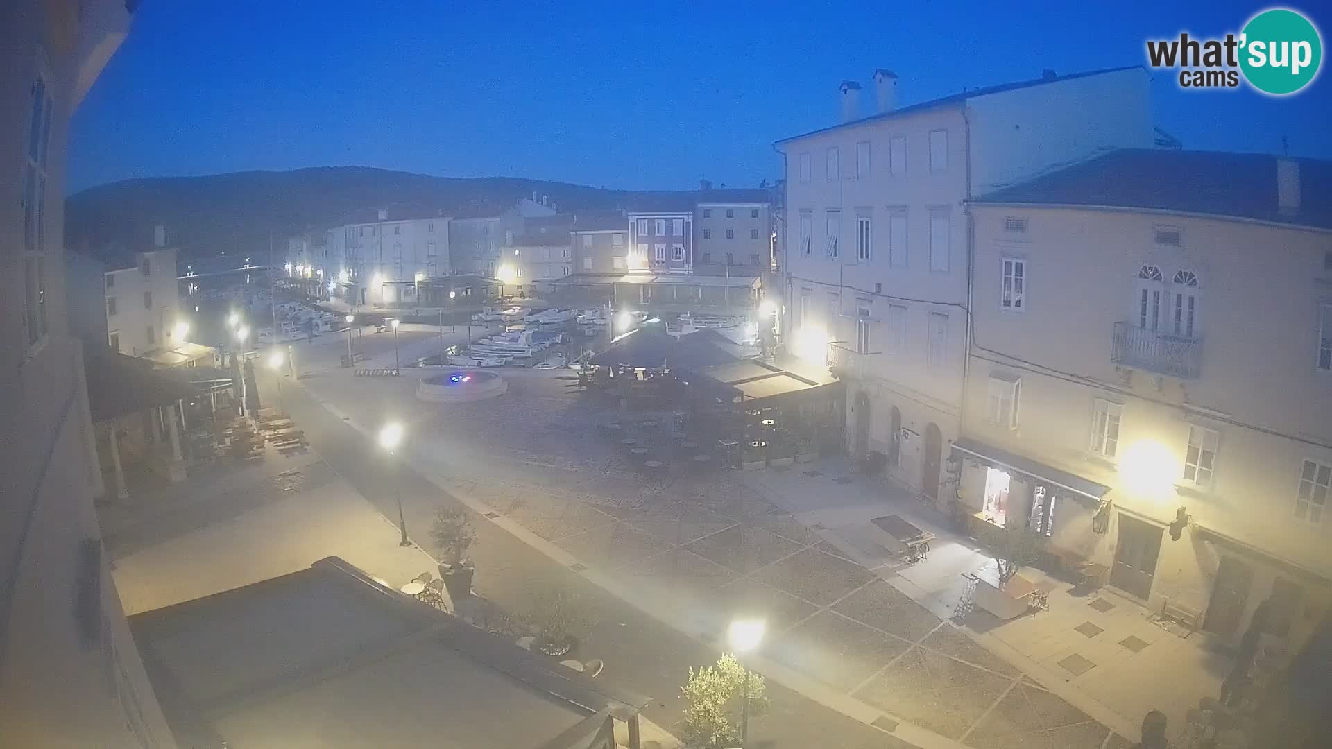 Cámara en vivo ciudad de Cres – plaza principal y “mandrač” – isla de Cres – Croacia