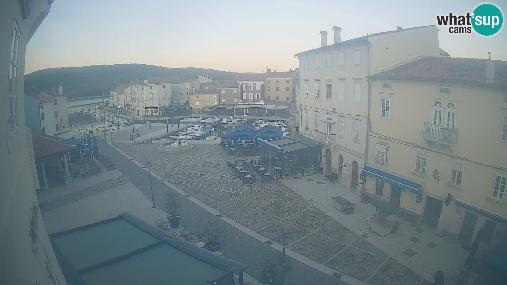 Web kamera Grad Cres – glavni trg i “mandrač” – otok Cres