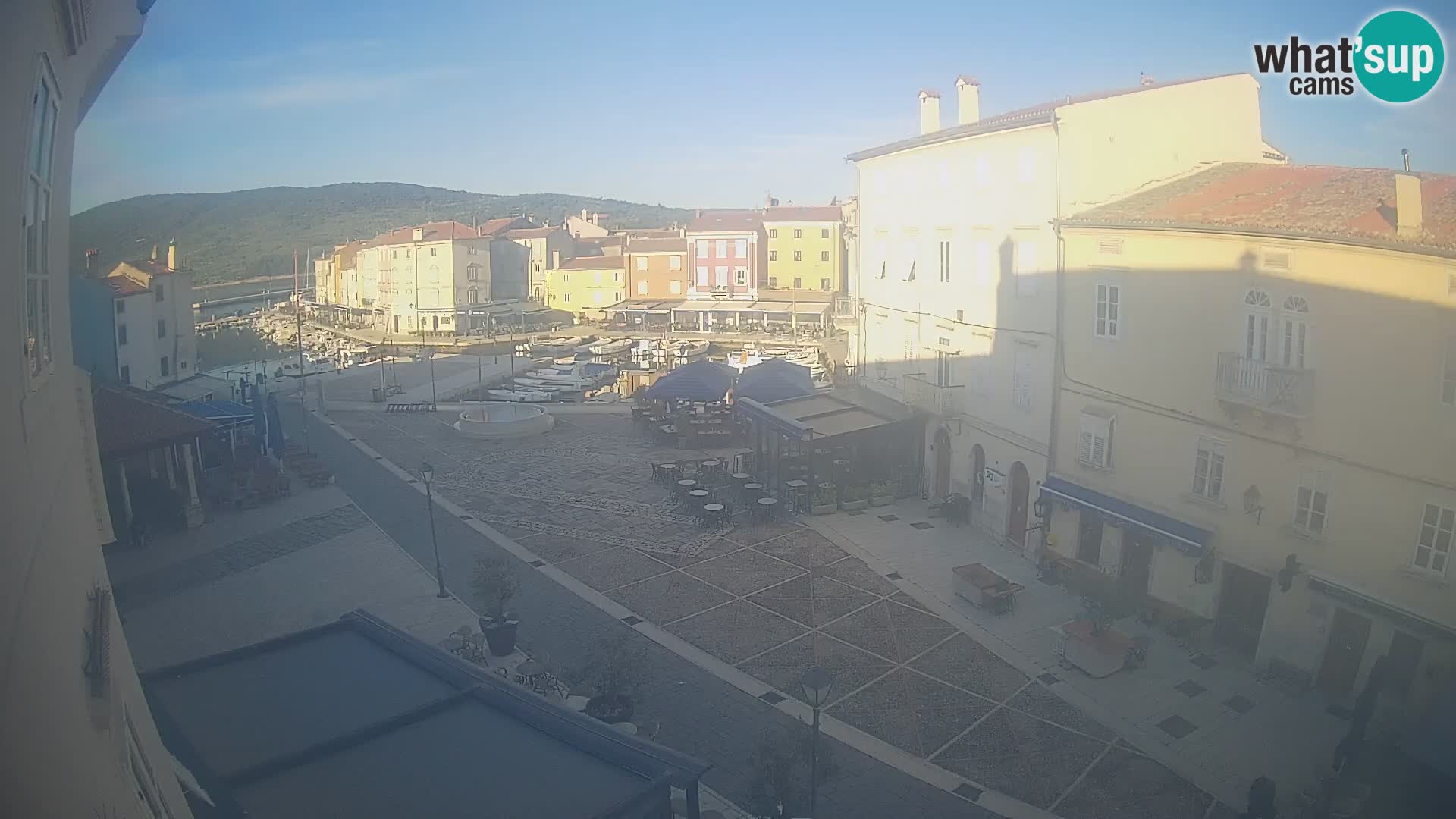 Cámara en vivo ciudad de Cres – plaza principal y “mandrač” – isla de Cres – Croacia