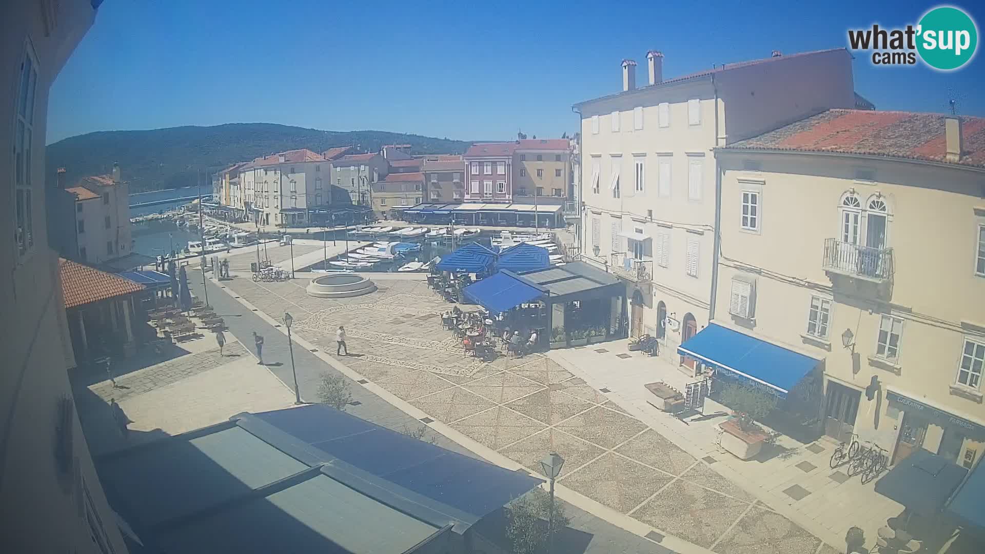 Cámara en vivo ciudad de Cres – plaza principal y “mandrač” – isla de Cres – Croacia