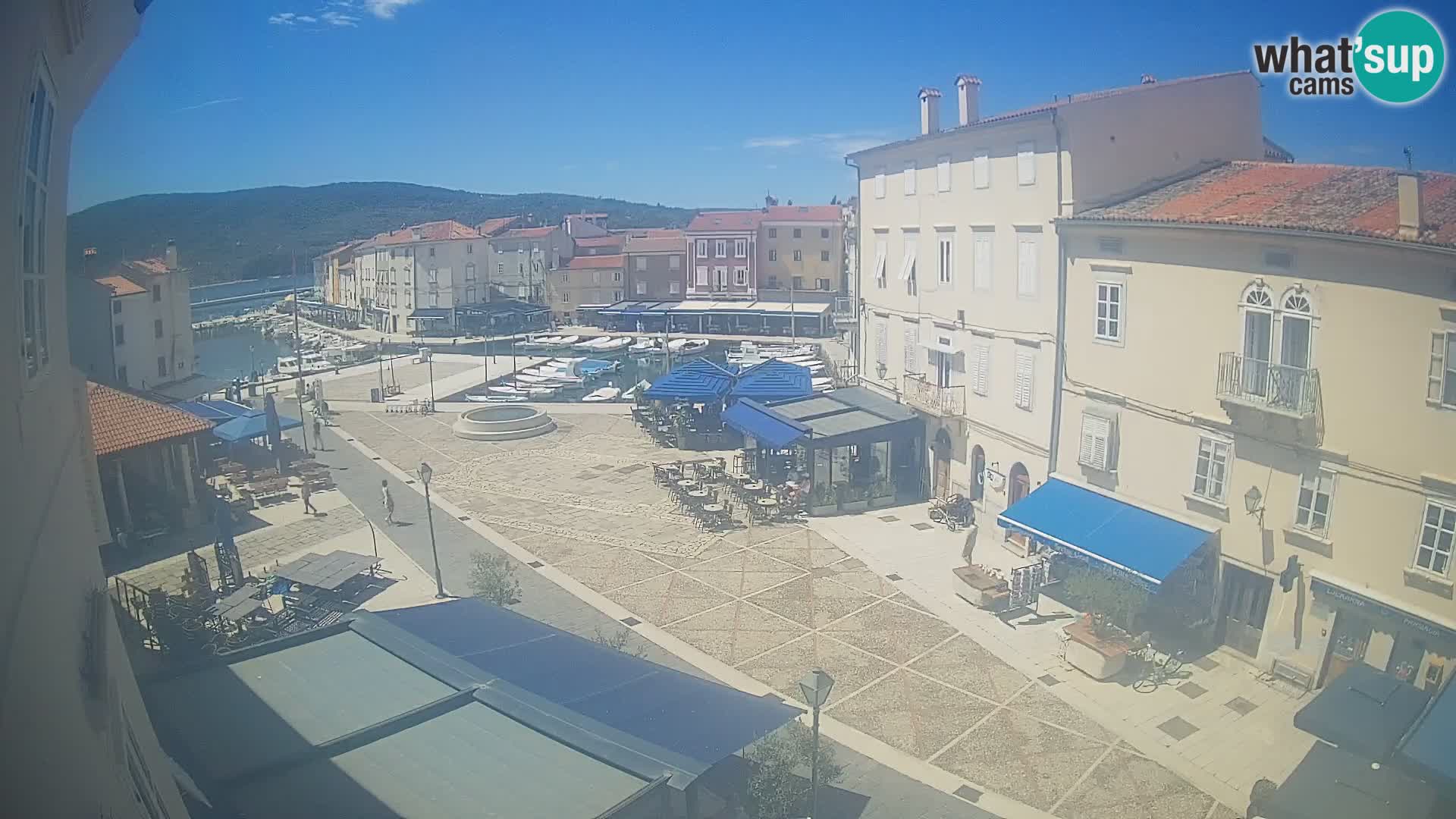 Cámara en vivo ciudad de Cres – plaza principal y “mandrač” – isla de Cres – Croacia