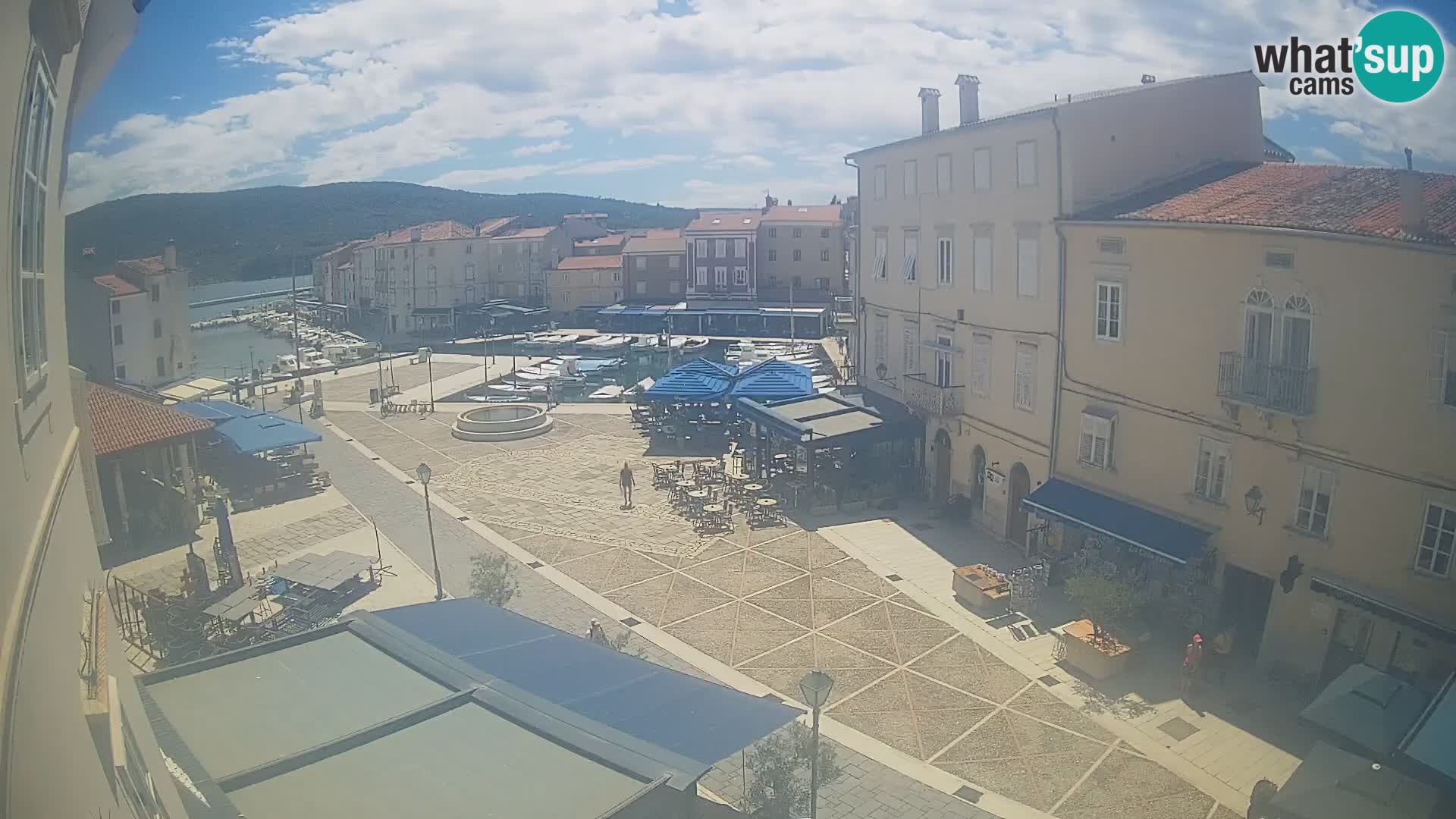 V ŽIVO spletna kamera Cres mesto – glavni trg in “mandrač” – otok Cres – Hrvaška