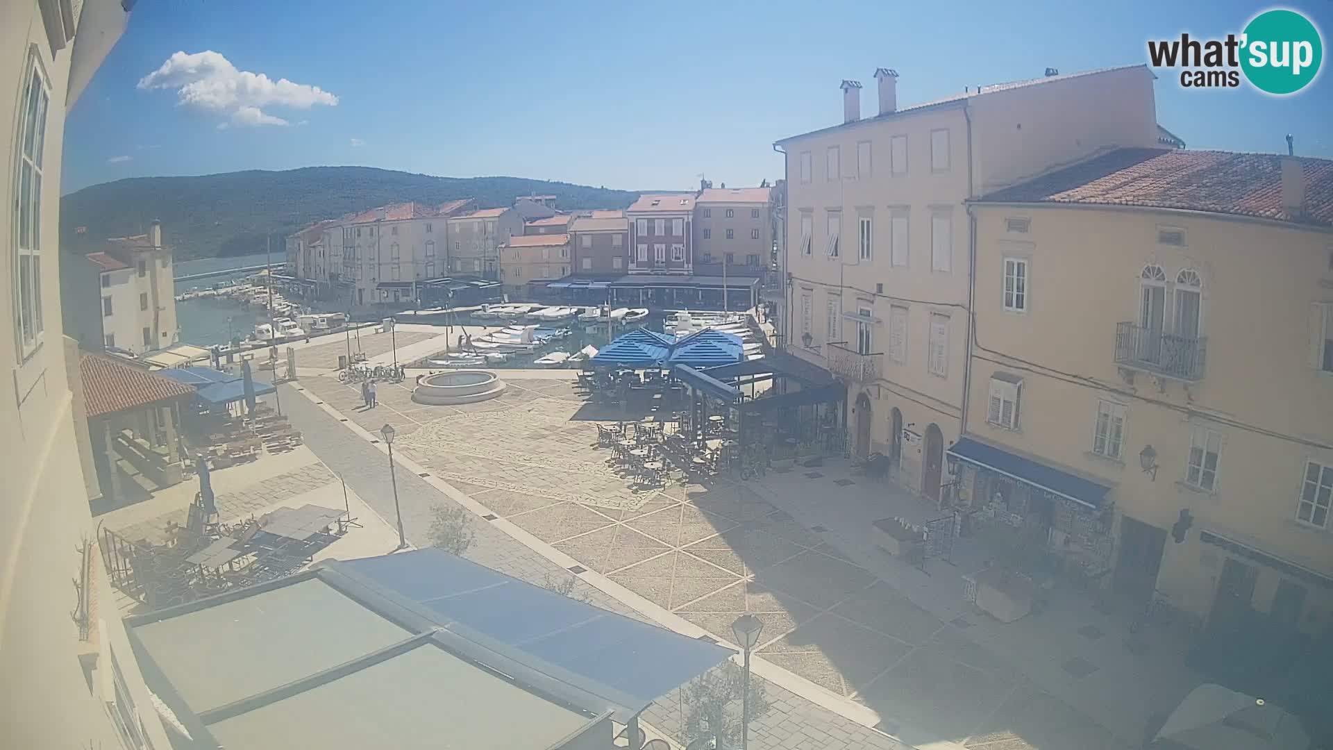 V ŽIVO spletna kamera Cres mesto – glavni trg in “mandrač” – otok Cres – Hrvaška