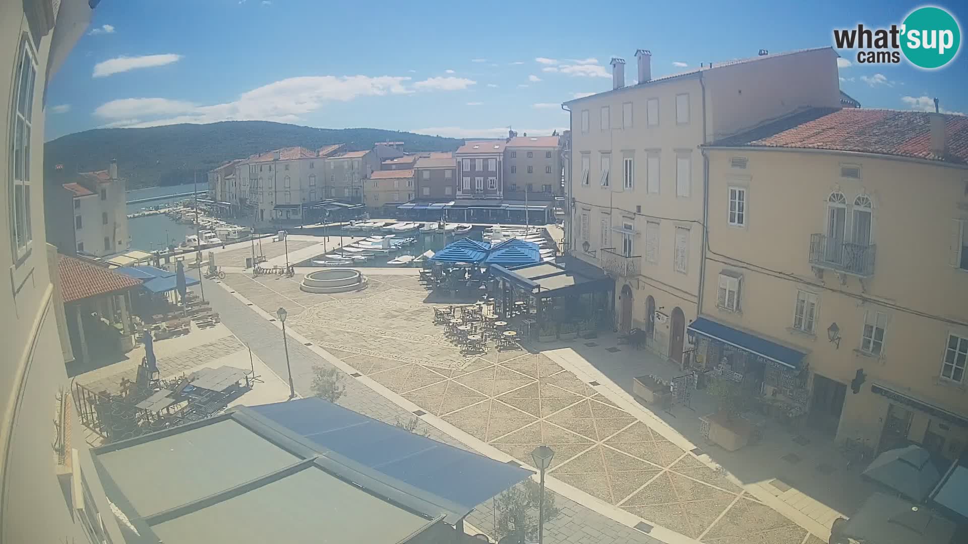 Web kamera Grad Cres – glavni trg i “mandrač” – otok Cres