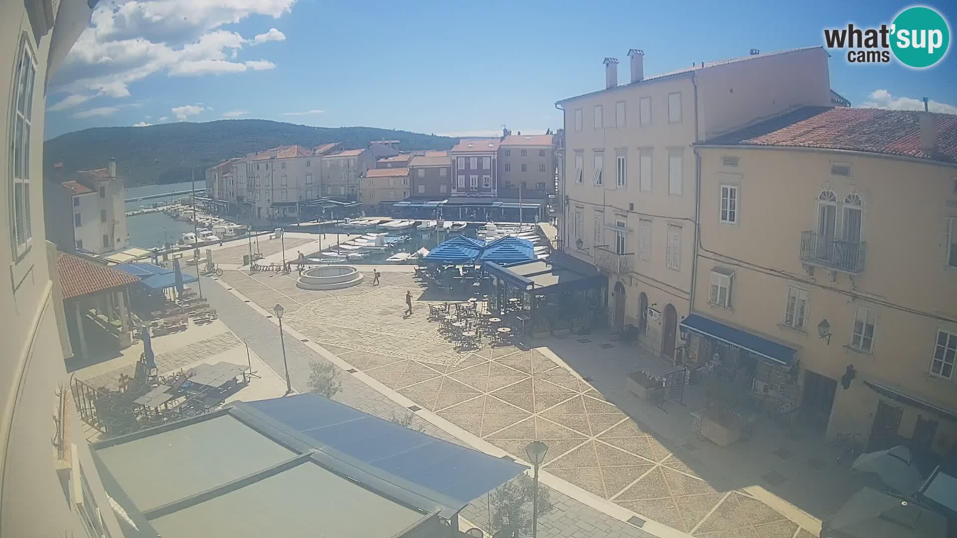 Kamera v ŽIVO Cres mesto – glavni trg in “mandrač” – otok Cres – Hrvaška