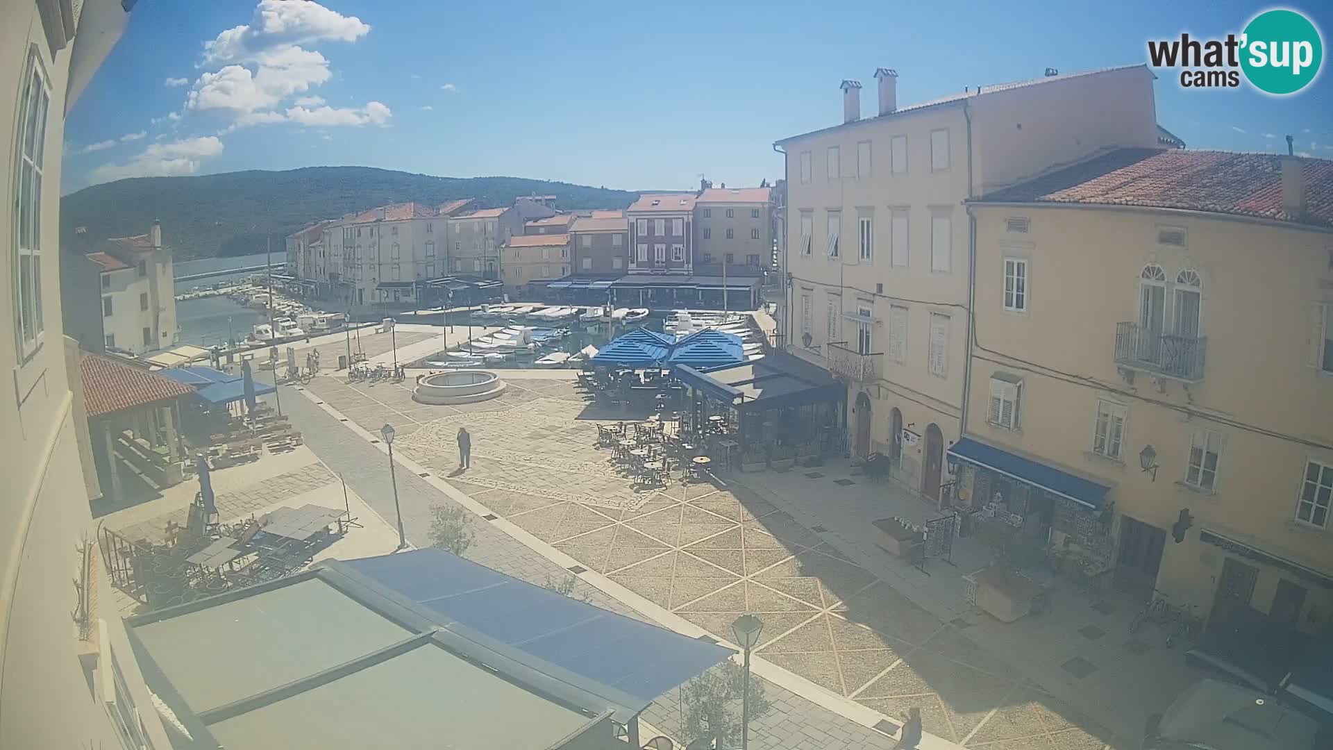 V ŽIVO spletna kamera Cres mesto – glavni trg in “mandrač” – otok Cres – Hrvaška