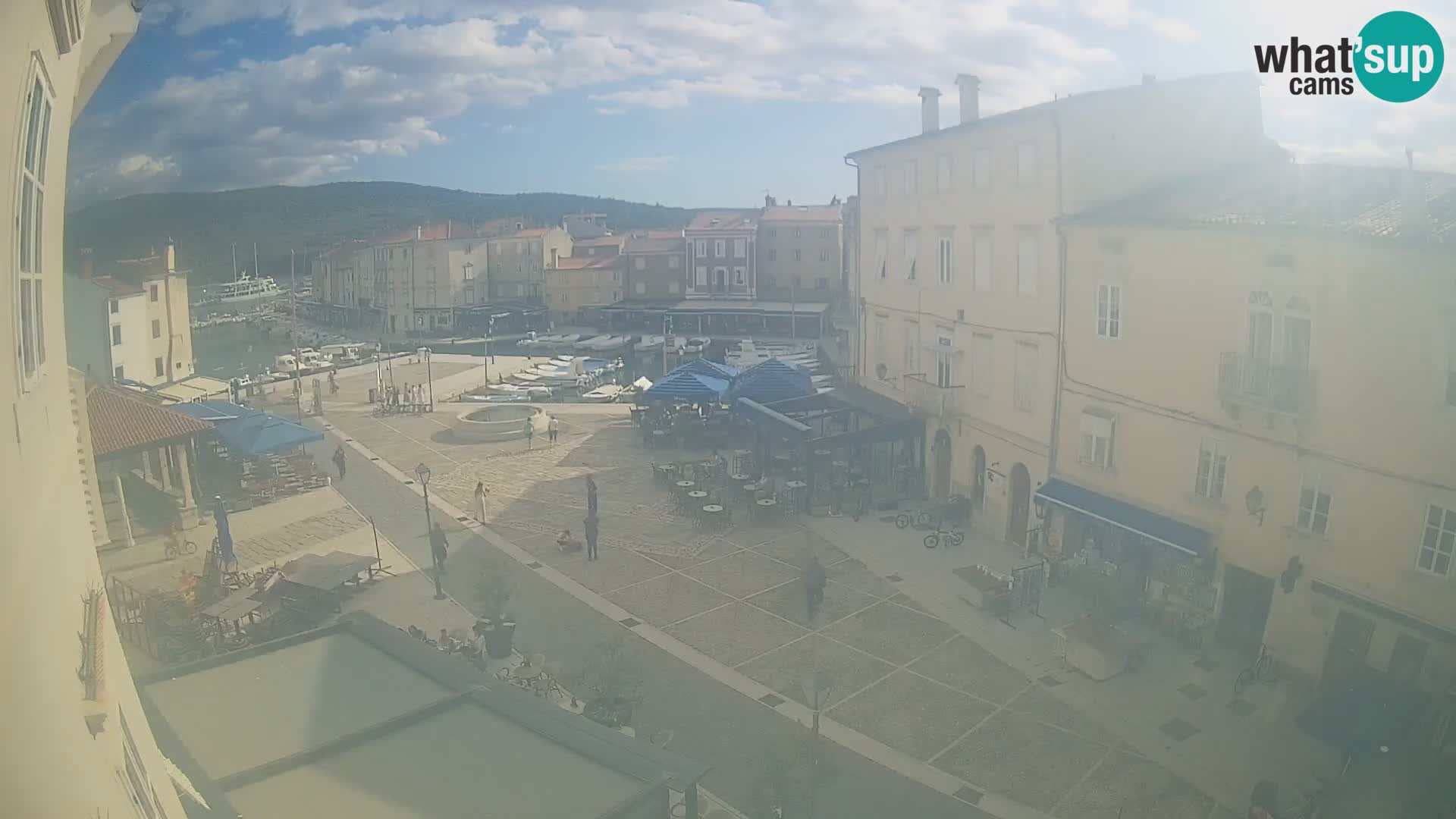 V ŽIVO spletna kamera Cres mesto – glavni trg in “mandrač” – otok Cres – Hrvaška