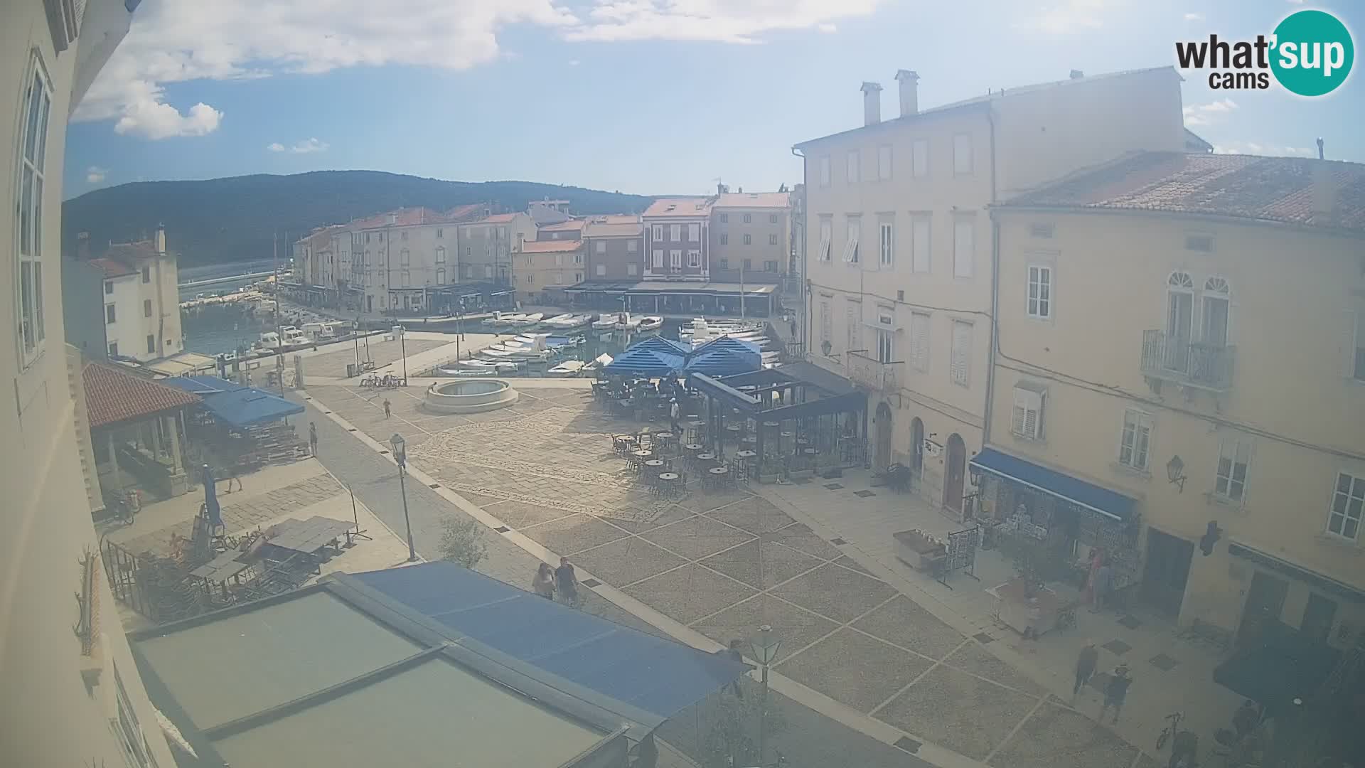 V ŽIVO spletna kamera Cres mesto – glavni trg in “mandrač” – otok Cres – Hrvaška