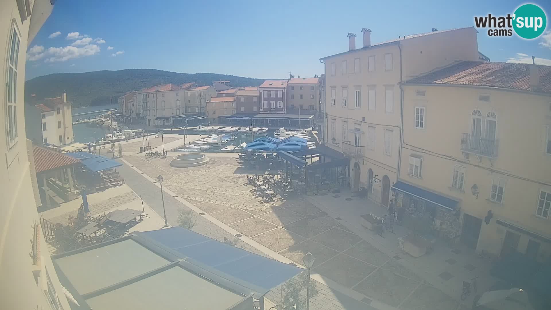 Web kamera Grad Cres – glavni trg i “mandrač” – otok Cres