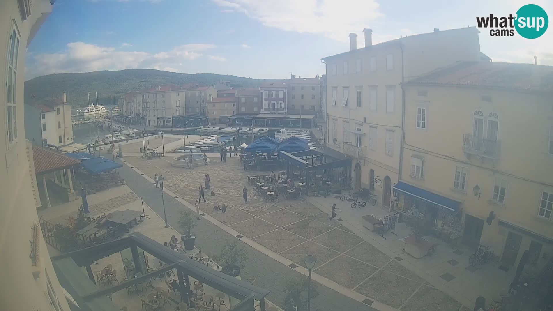 Kamera v ŽIVO Cres mesto – glavni trg in “mandrač” – otok Cres – Hrvaška