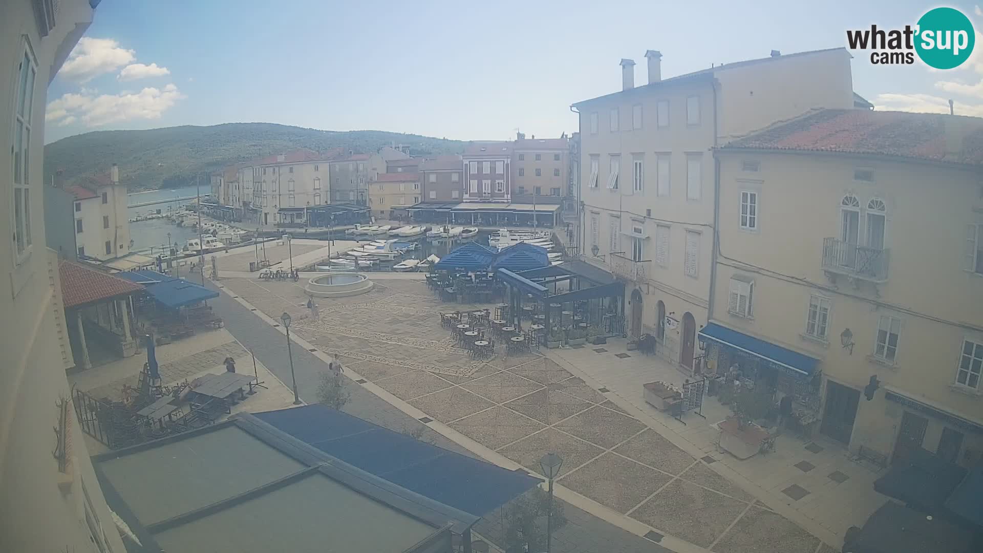 Web kamera Grad Cres – glavni trg i “mandrač” – otok Cres