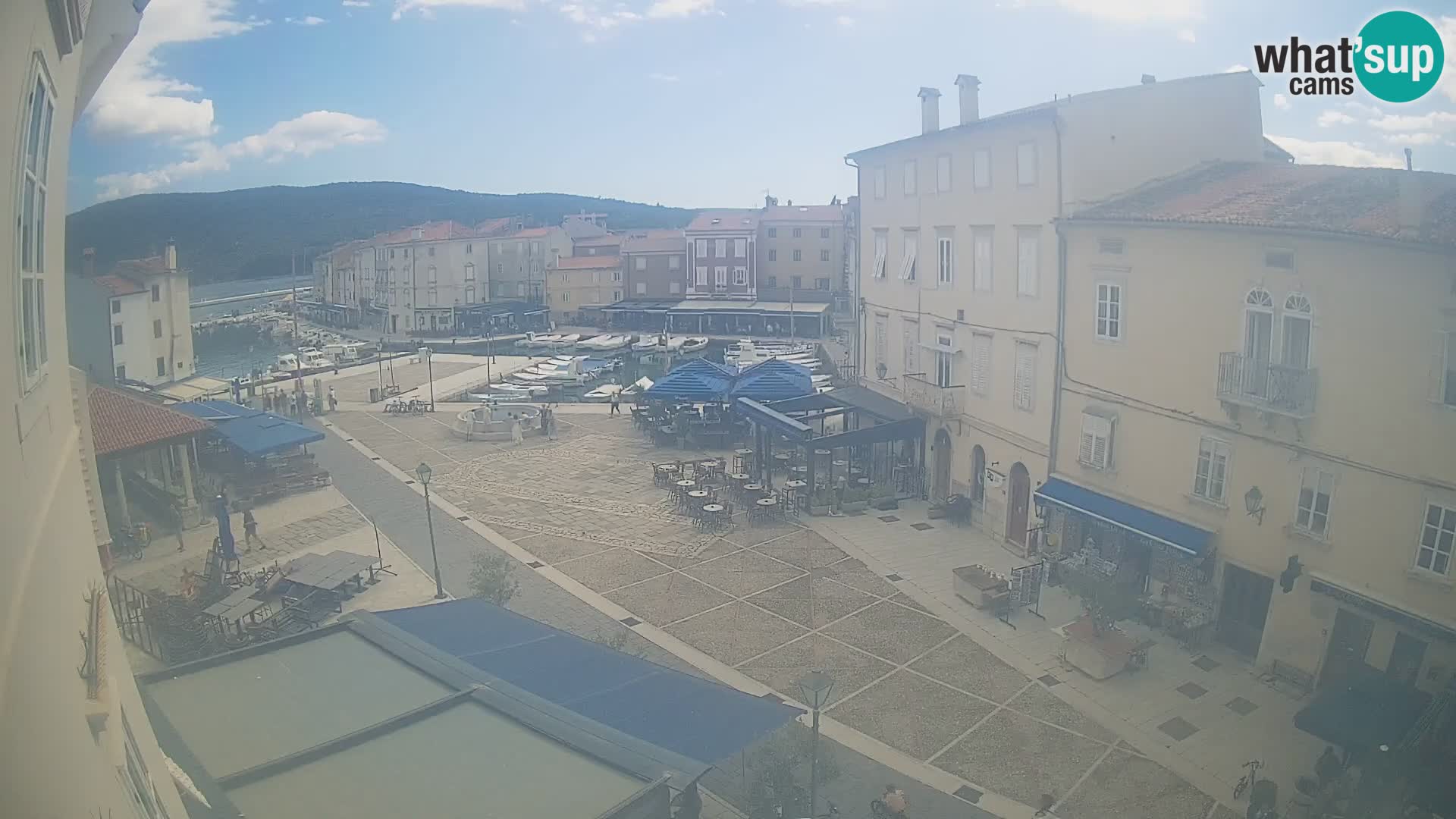 Web kamera Grad Cres – glavni trg i “mandrač” – otok Cres