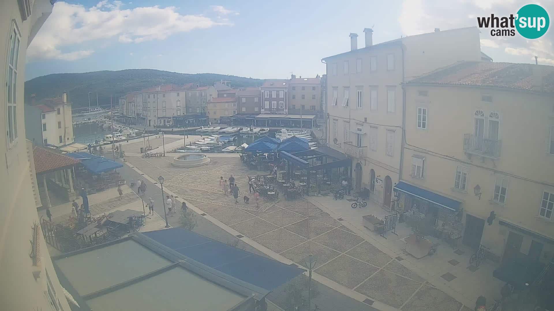 Kamera v ŽIVO Cres mesto – glavni trg in “mandrač” – otok Cres – Hrvaška