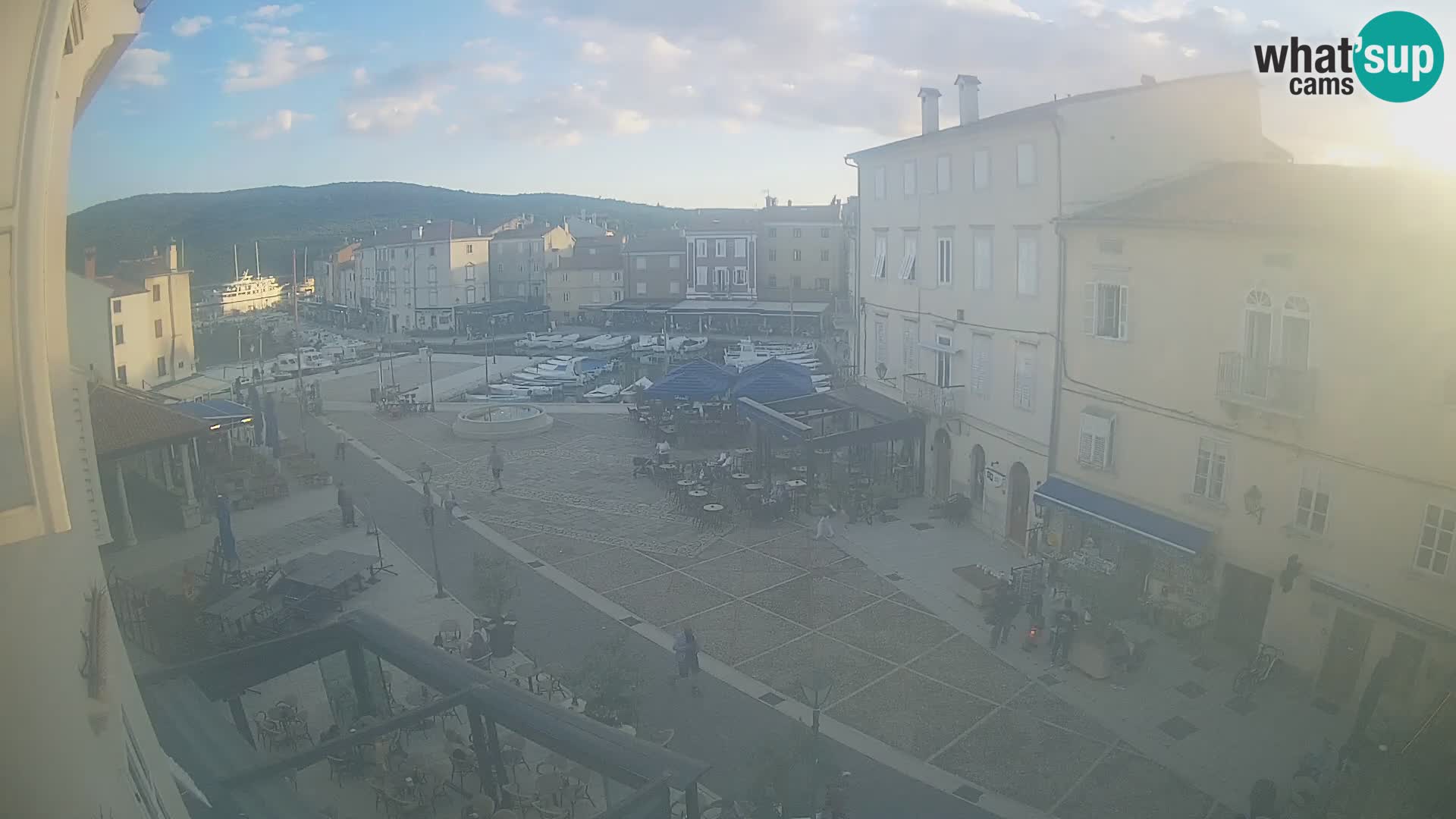 Cámara en vivo ciudad de Cres – plaza principal y “mandrač” – isla de Cres – Croacia