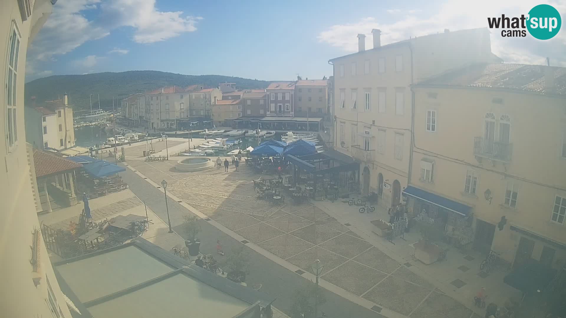 V ŽIVO spletna kamera Cres mesto – glavni trg in “mandrač” – otok Cres – Hrvaška