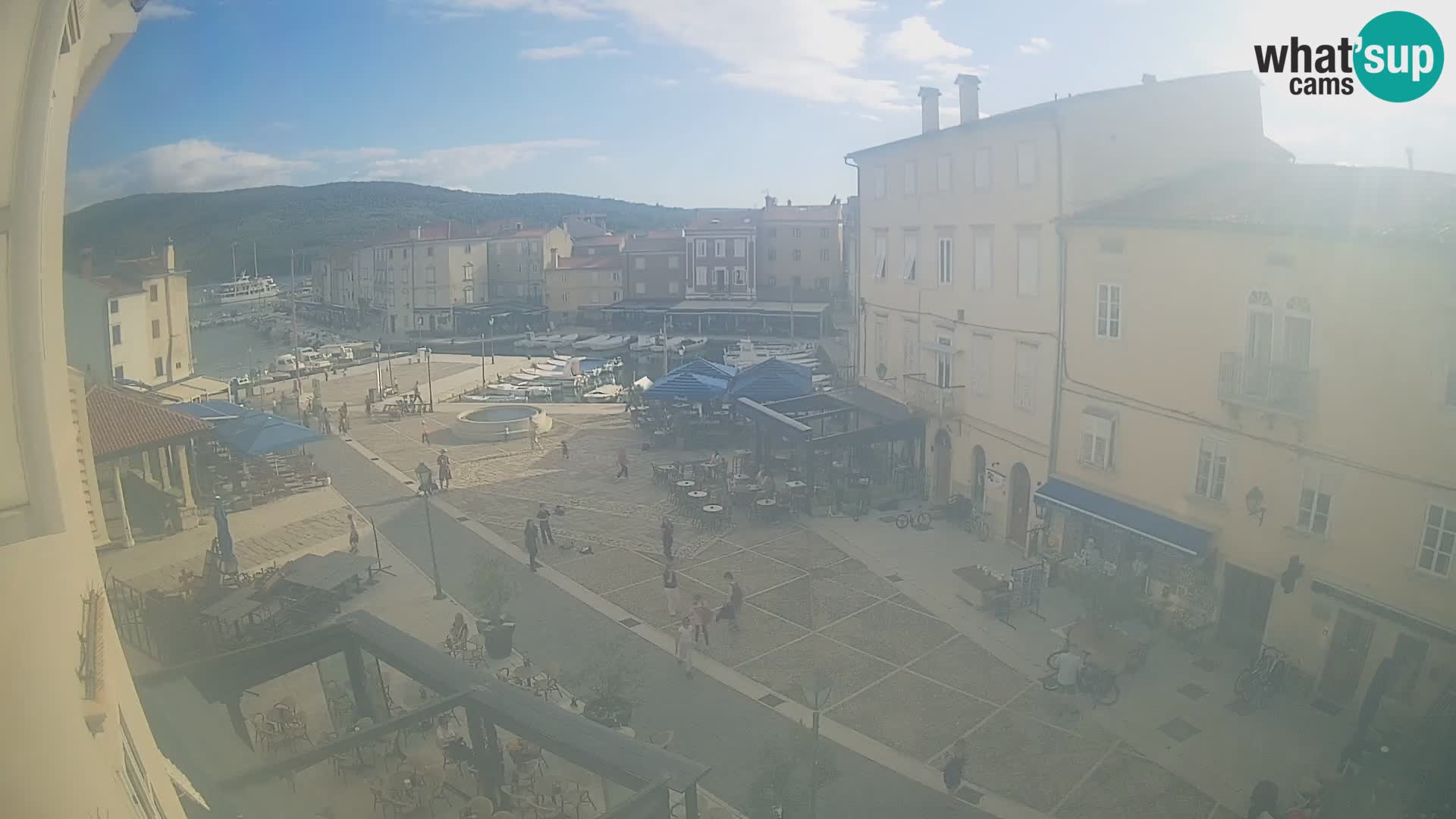 Kamera v ŽIVO Cres mesto – glavni trg in “mandrač” – otok Cres – Hrvaška