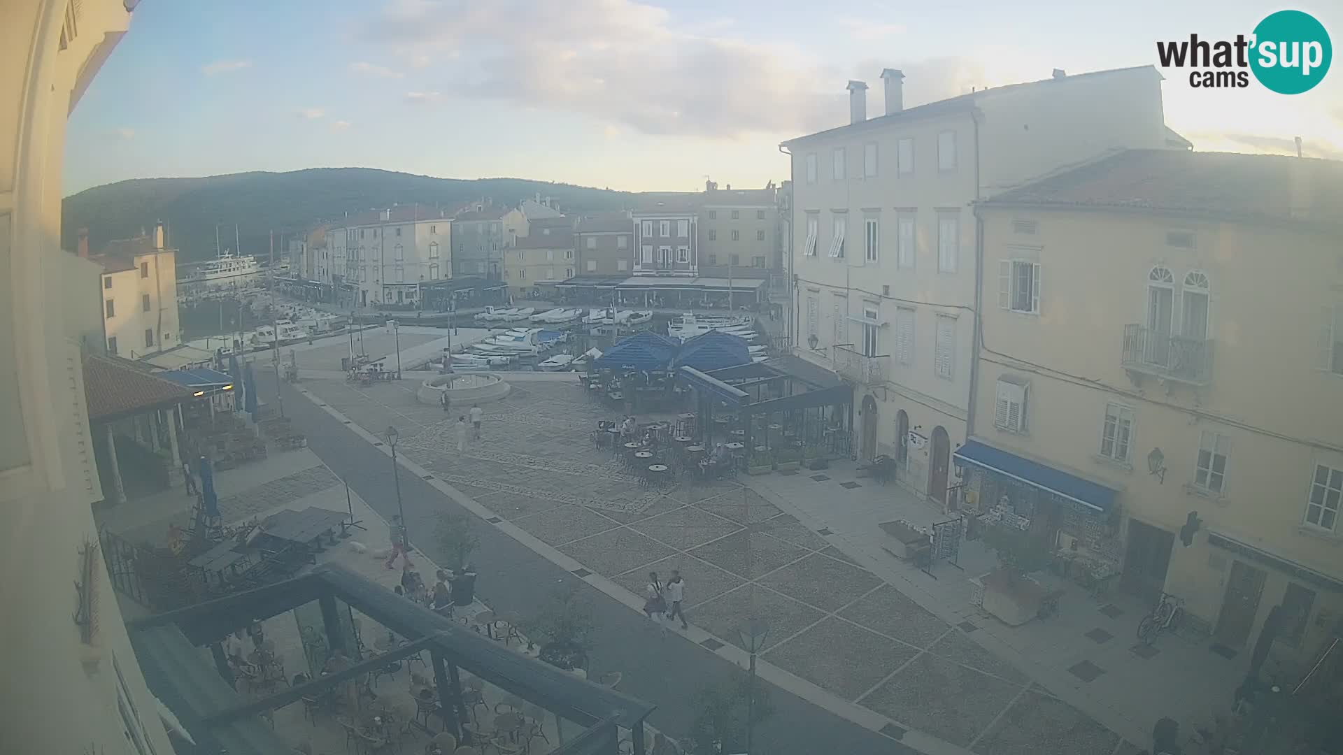 Web kamera Grad Cres – glavni trg i “mandrač” – otok Cres