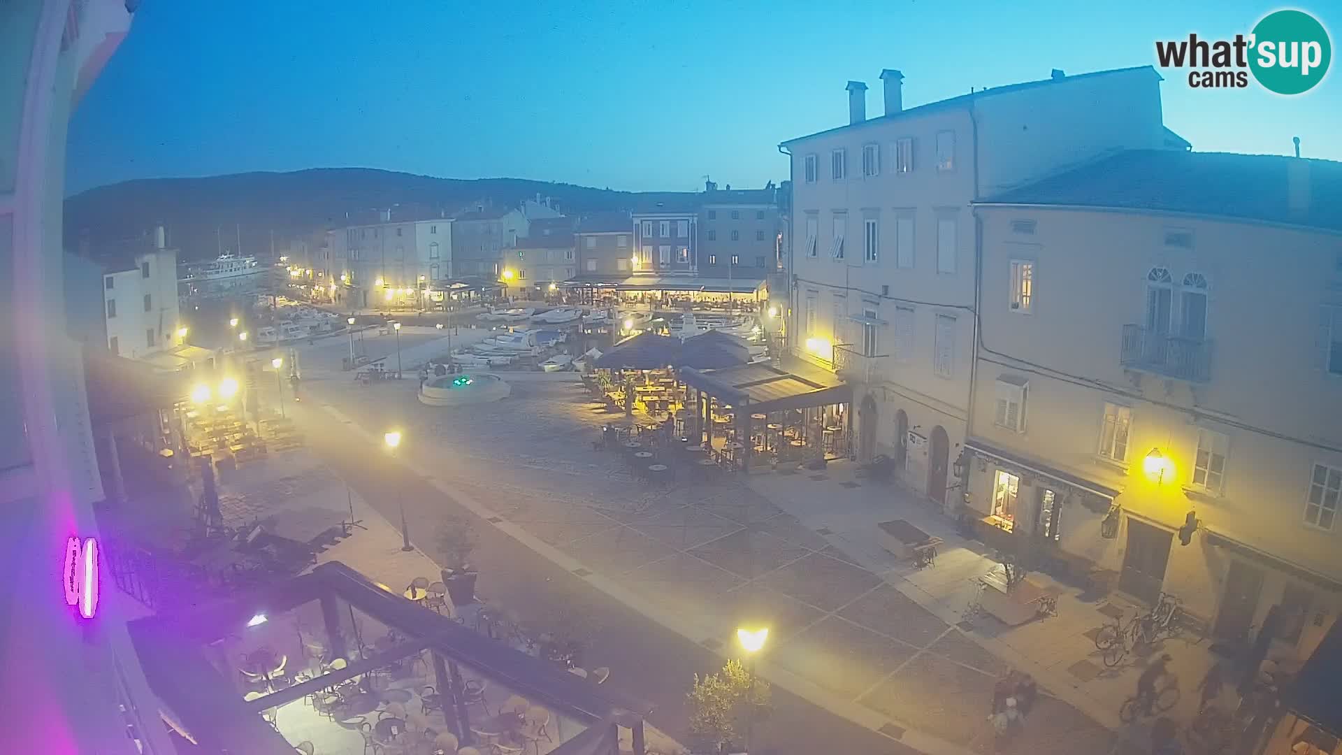 V ŽIVO spletna kamera Cres mesto – glavni trg in “mandrač” – otok Cres – Hrvaška