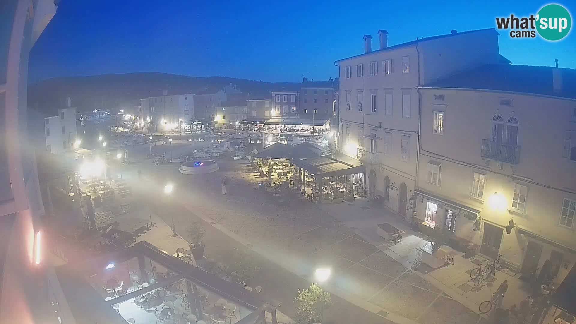 V ŽIVO spletna kamera Cres mesto – glavni trg in “mandrač” – otok Cres – Hrvaška
